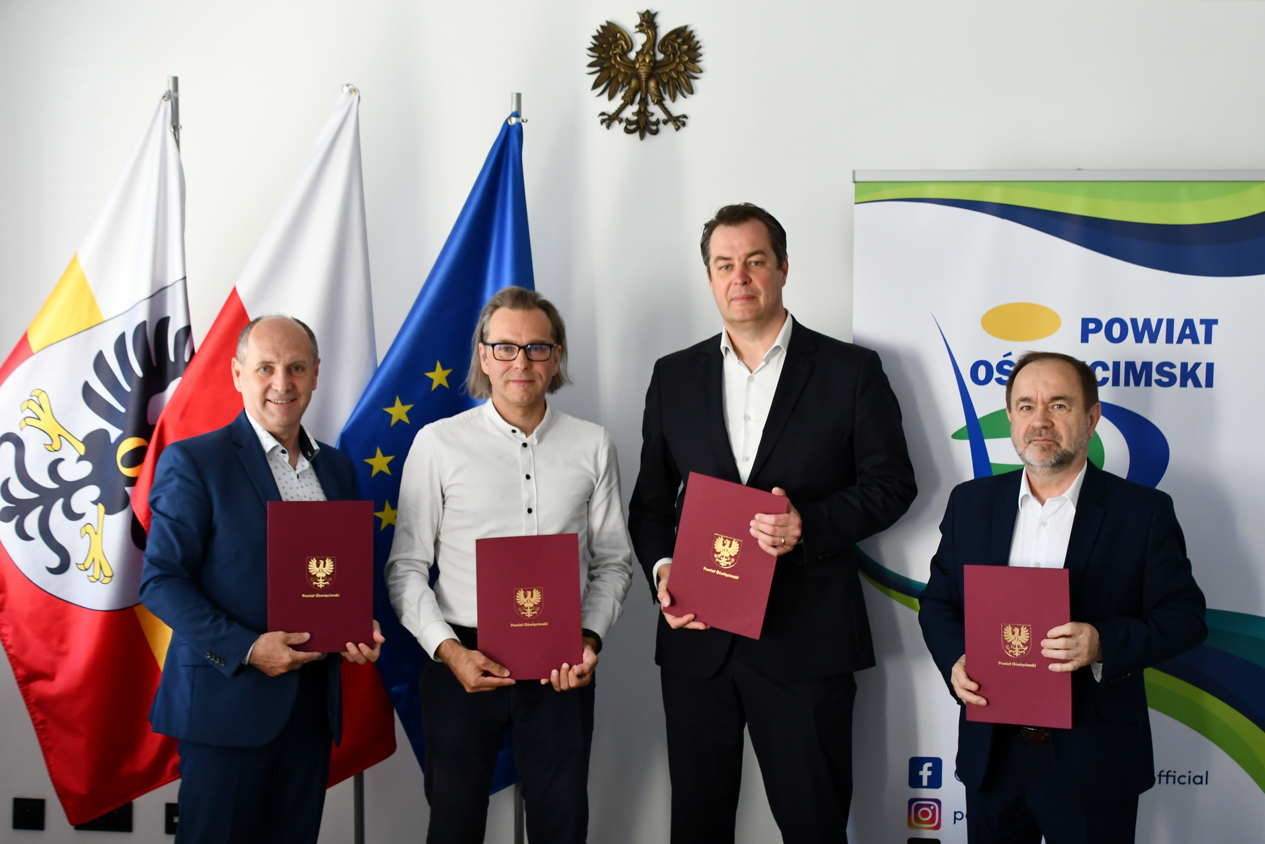 Pamiątkowe zdjęcie sygnatariuszy umowy