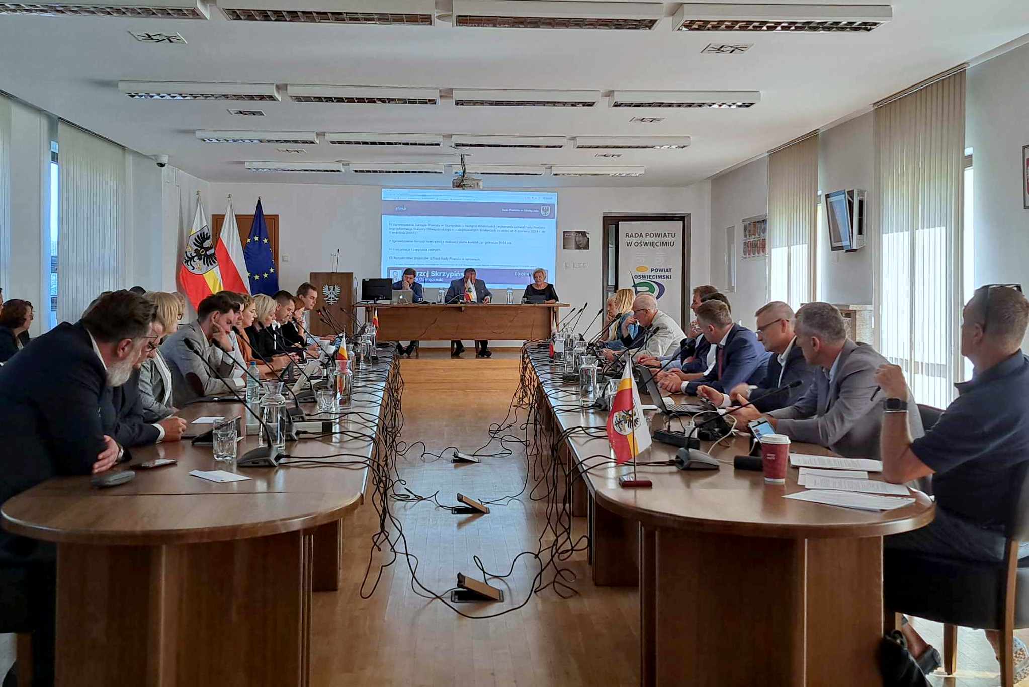 obrady radnych powiatowych w sali sesyjnej internatu powiatowego Chemika