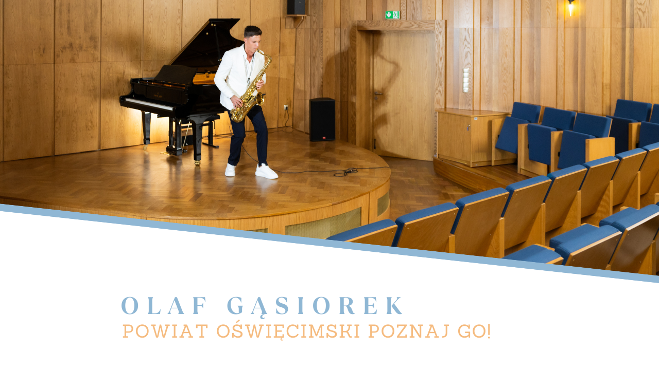 Zdjęcie z Olafem Gąsiorkiem grającym na saksofonie w sali szkoły muzycznej w Oświęcimiu