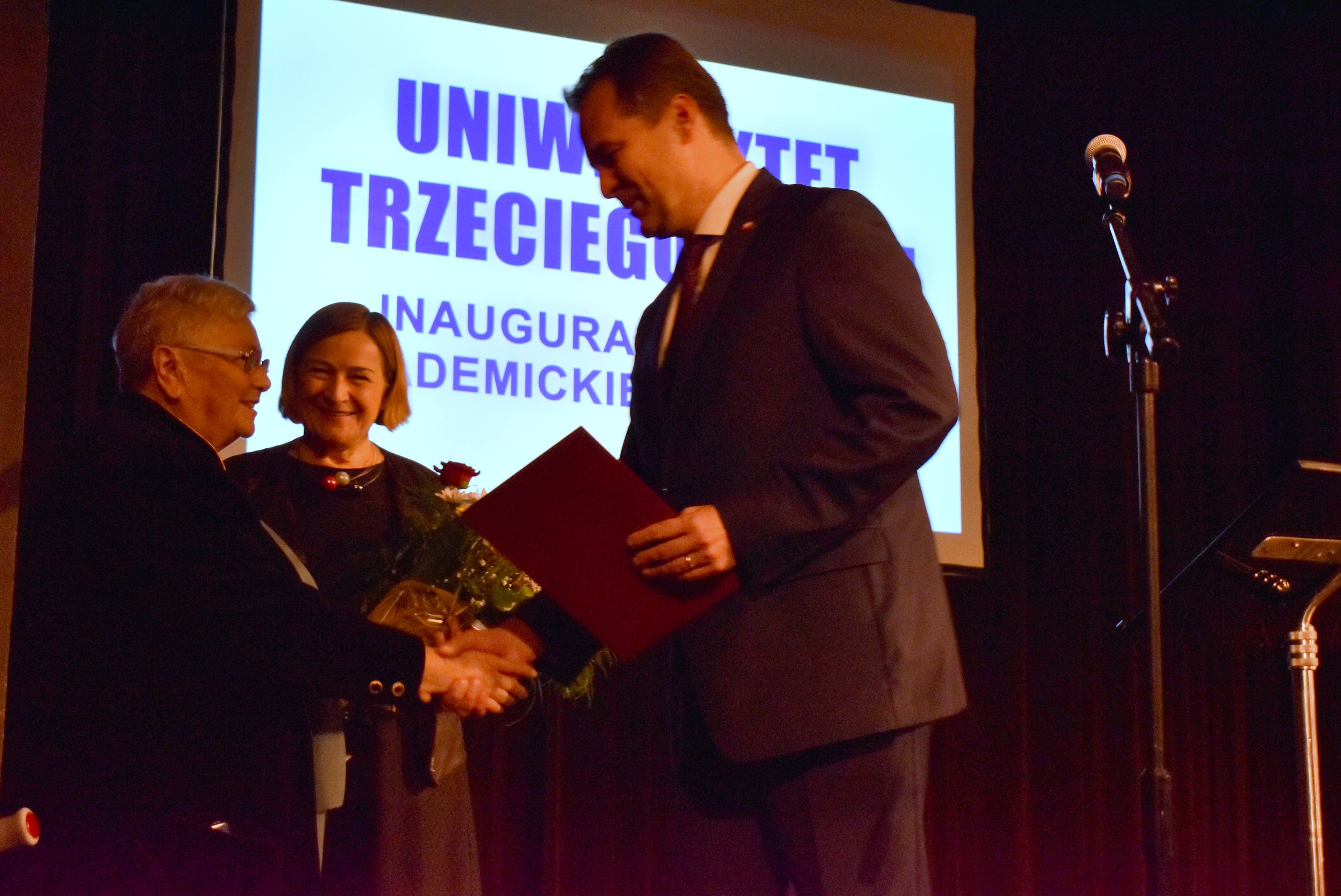 Starosta i członkini zarządu powiatu składają gratulacje koordynatorce Uniwersytetu Trzeciego WIeku.