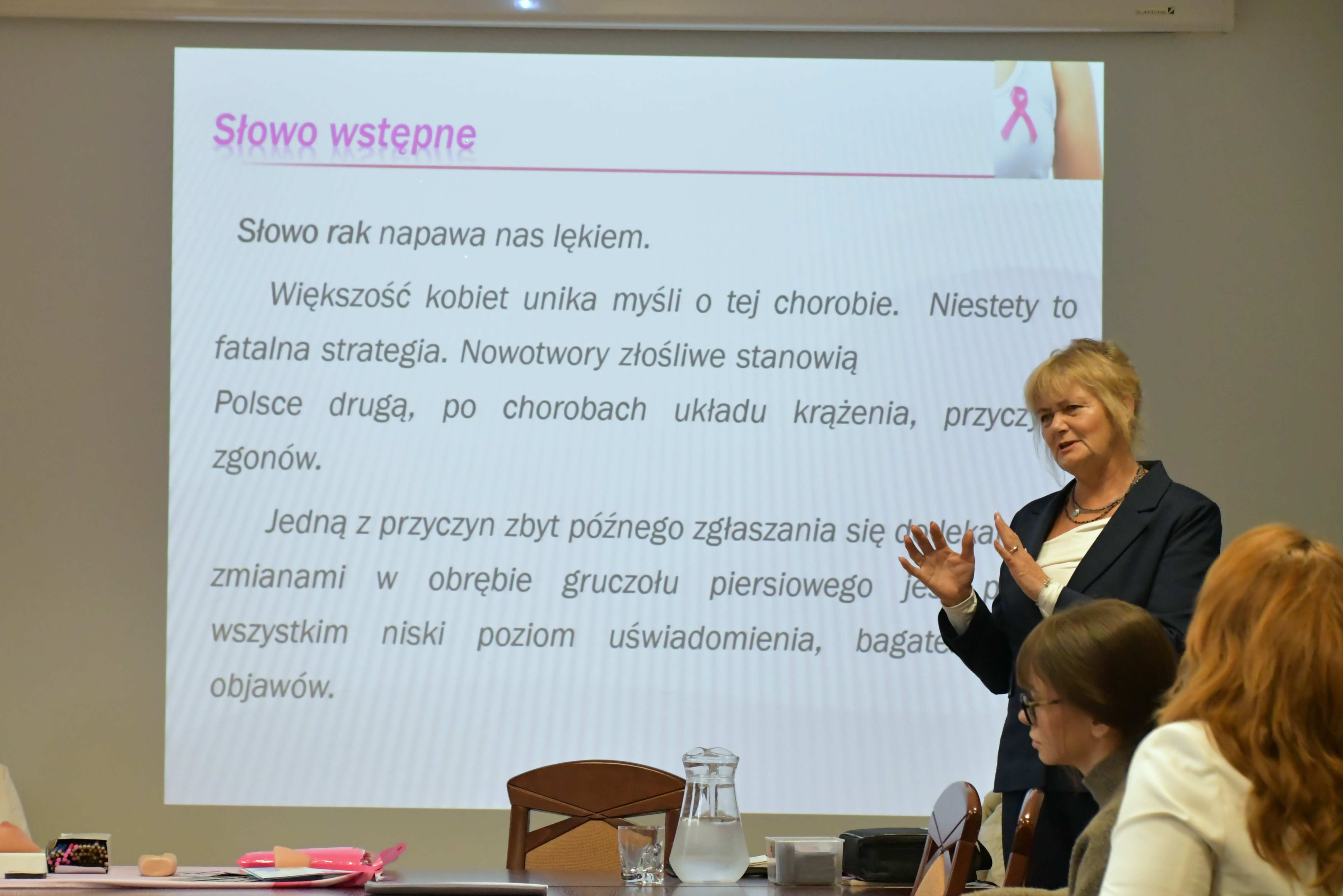 Alicja Matusiak ze Stowarzyszenia Amazonek w Brzeszczach podczas prelekcji