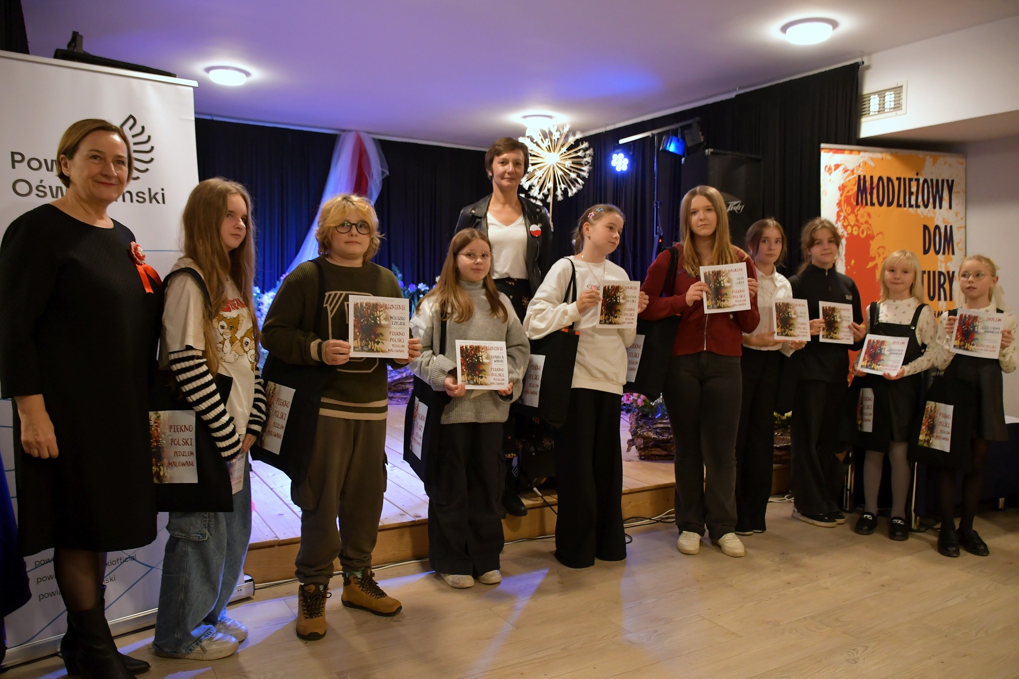Pamiątkowe zdjęcie laureatów konkursu plastycznego wraz z dyrektorką MDK i wicestarostą