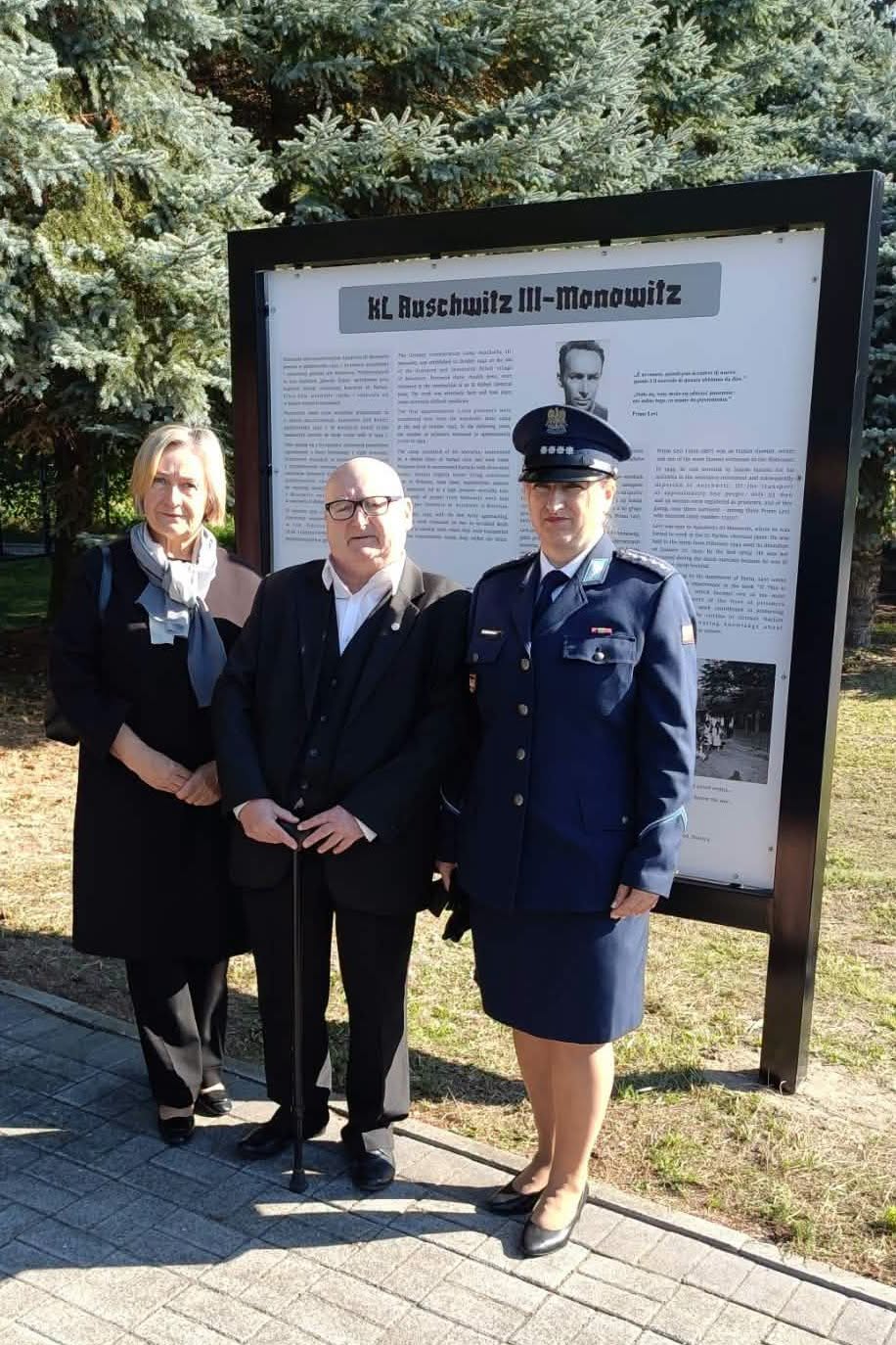 Przy tablicy stoją wicestarosta, honorowy prezes TOnO oraz rzeczniczka powiatowej Policji