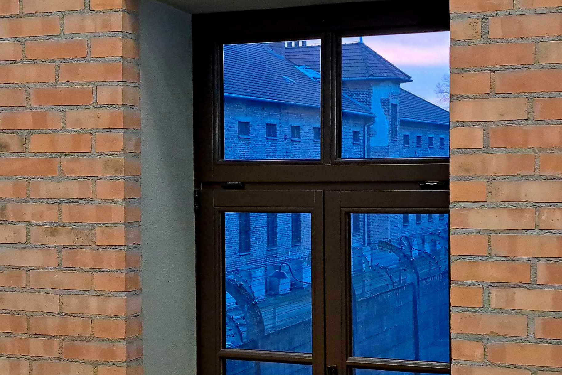 Widok na były obóz koncentracyjny Auschwitz zza okna