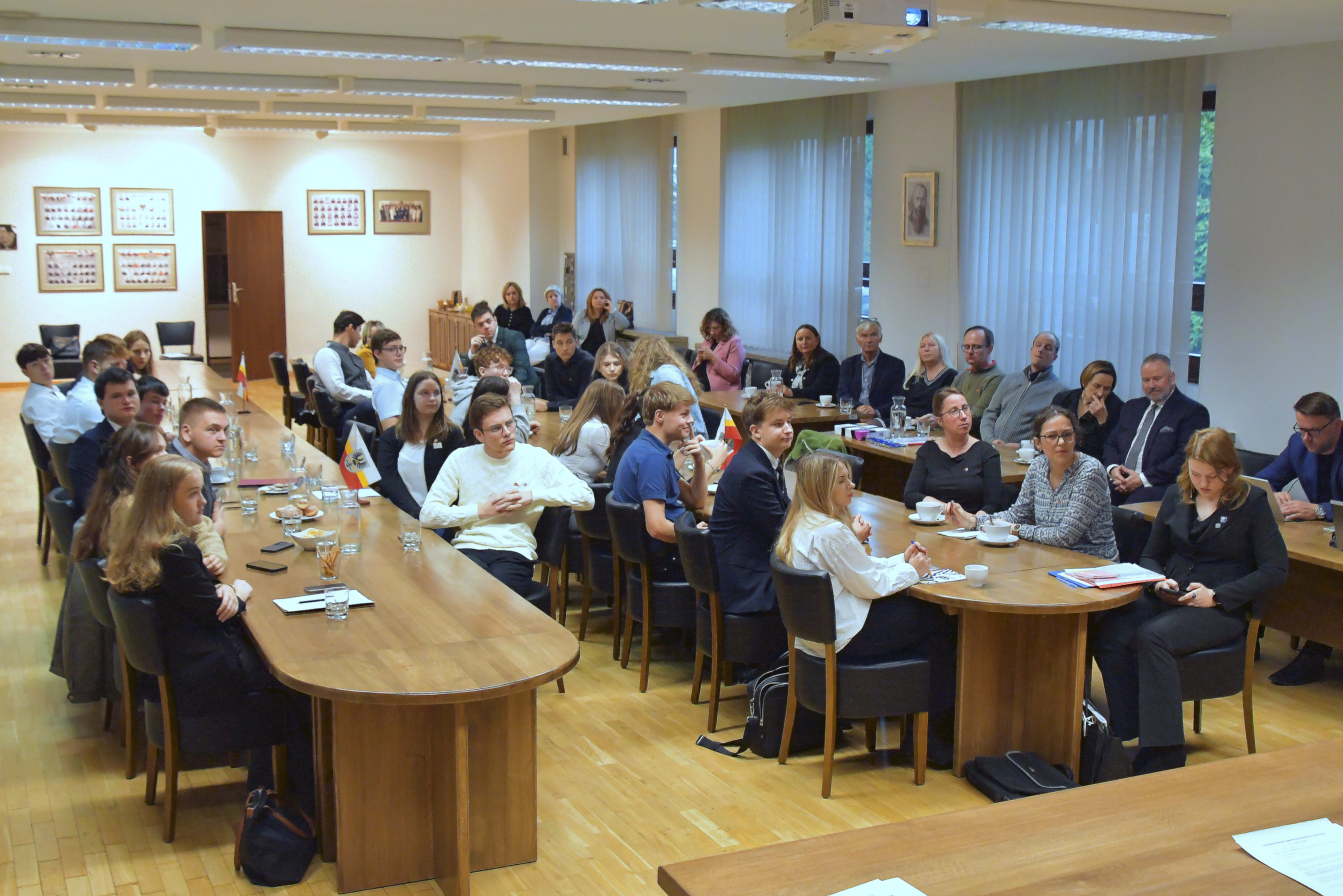 Młodzież z obu krajów obradująca w sali sesyjnej powiatowego Chemika