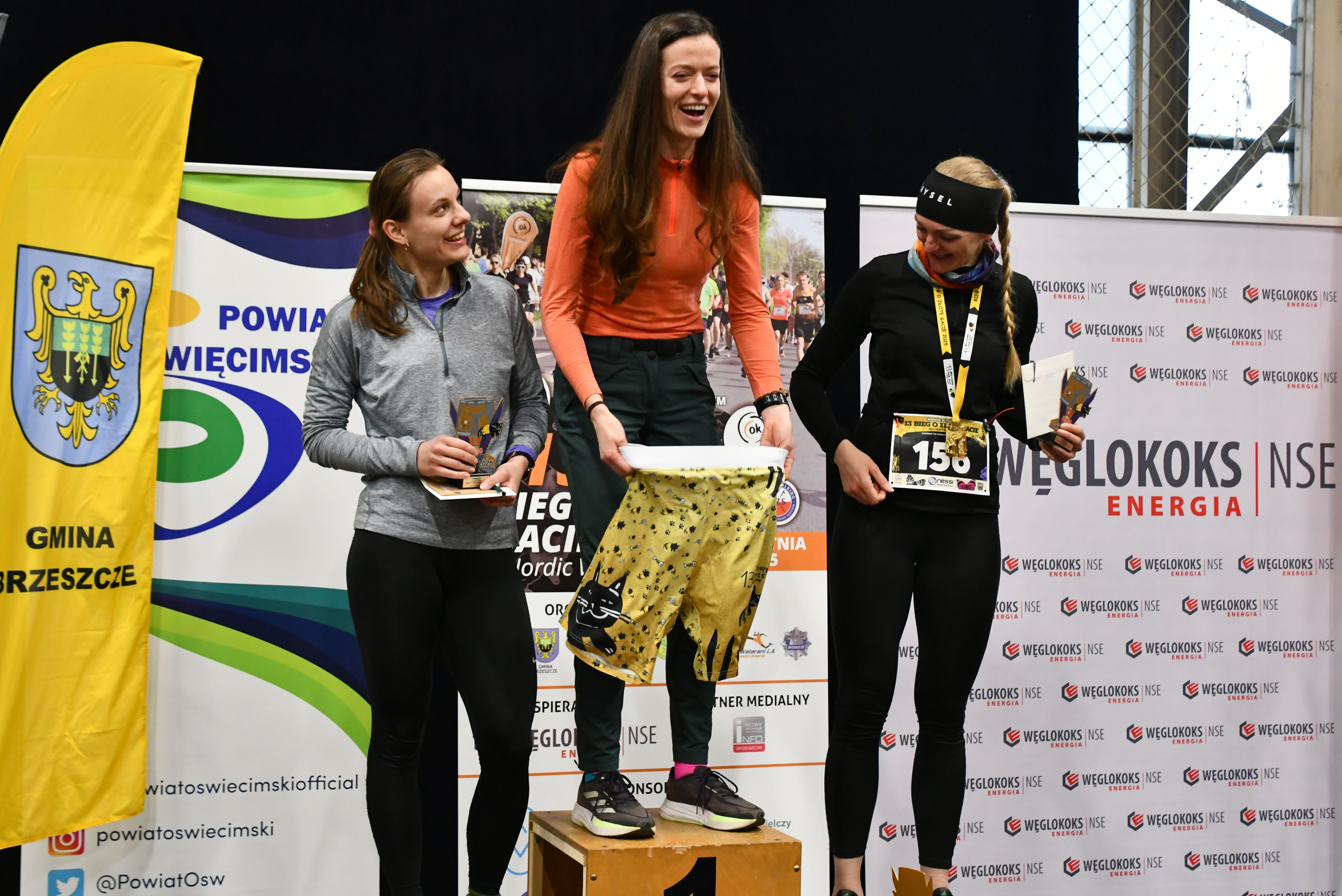 Trzy najlepsze sportsmenki na podium. Najlepsza zakłada Złote Gacie