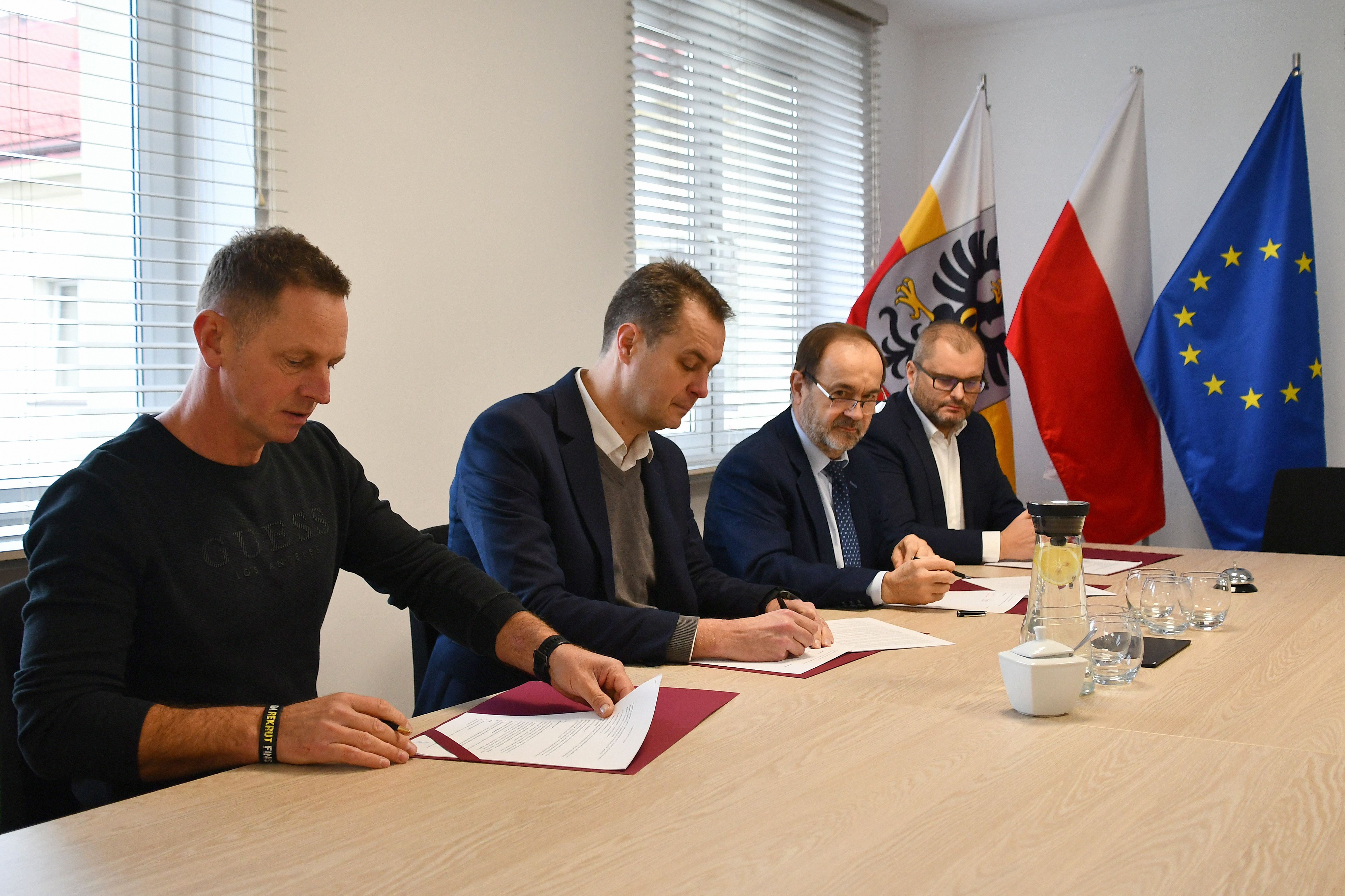 `Moment podpisania umów w starostwie przez decydentów i wykonawcę remontu drogi powiatowej w Bulowicach