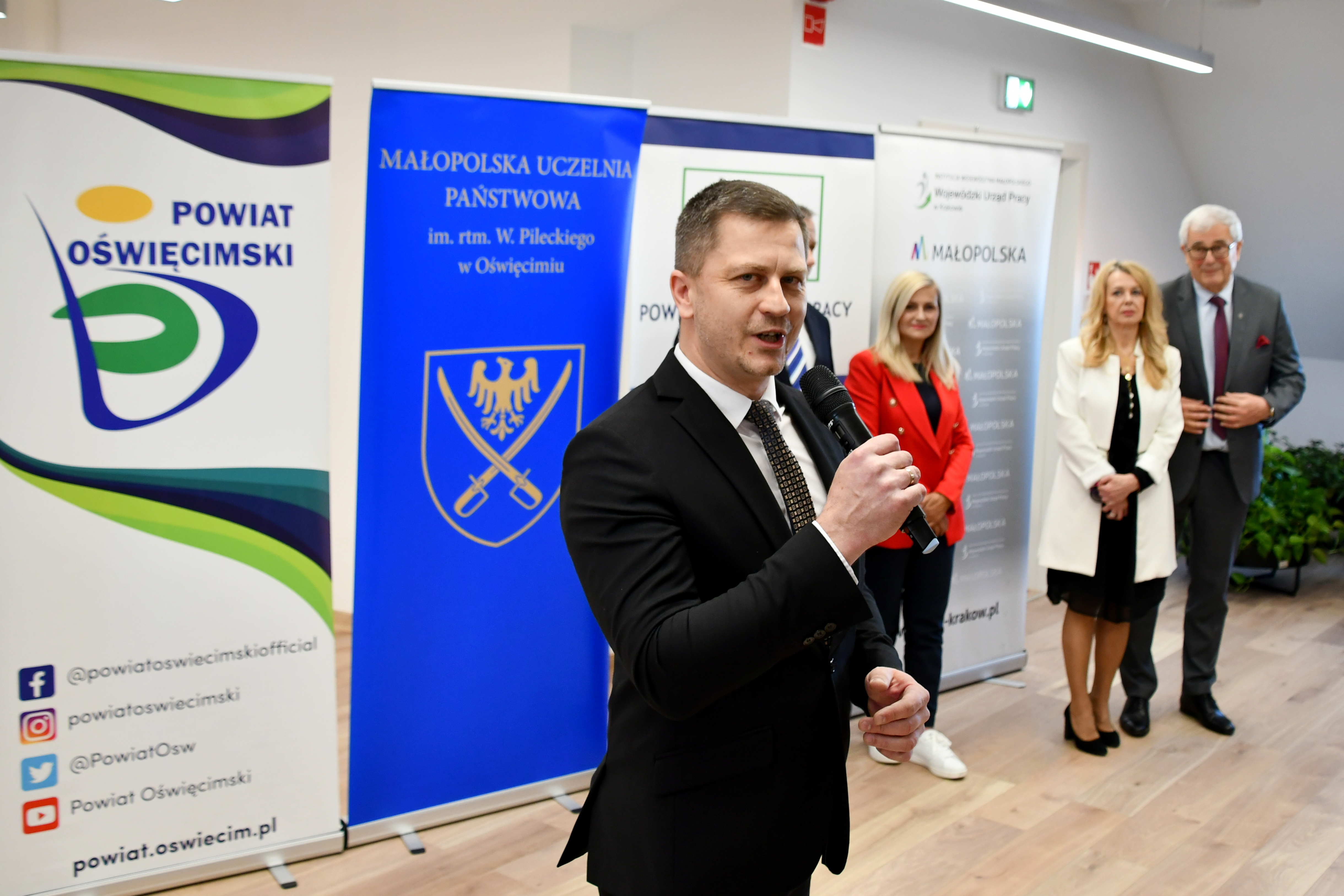 Członek zarządu Powiatu przemawia do uczestników Targów