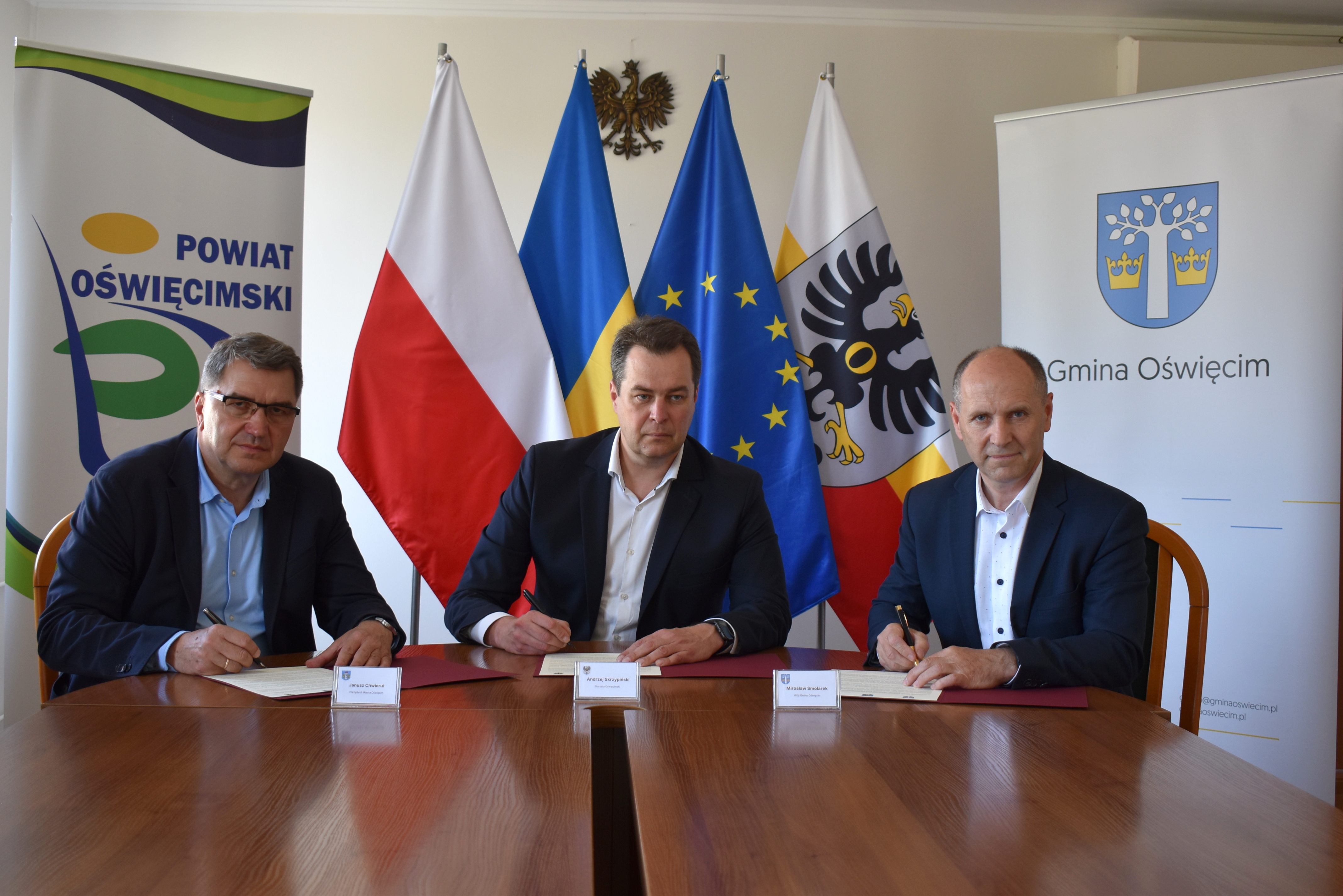 Na czerwonym tle czarny napis Oświadczenie