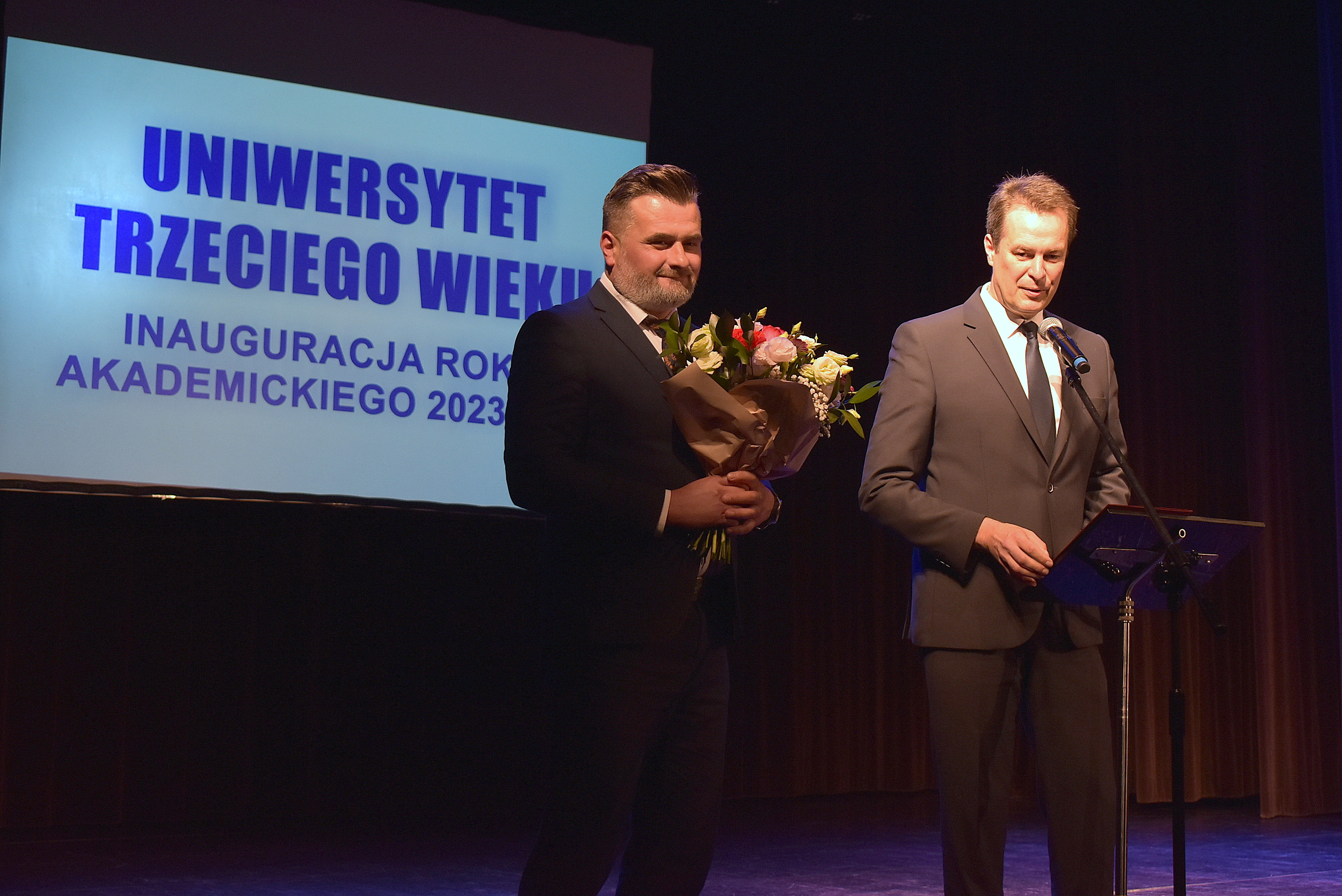 Starosta i wicestarosta przemawiają na scenie OCK podczas inauguracji nowego roku akademickiego UTW