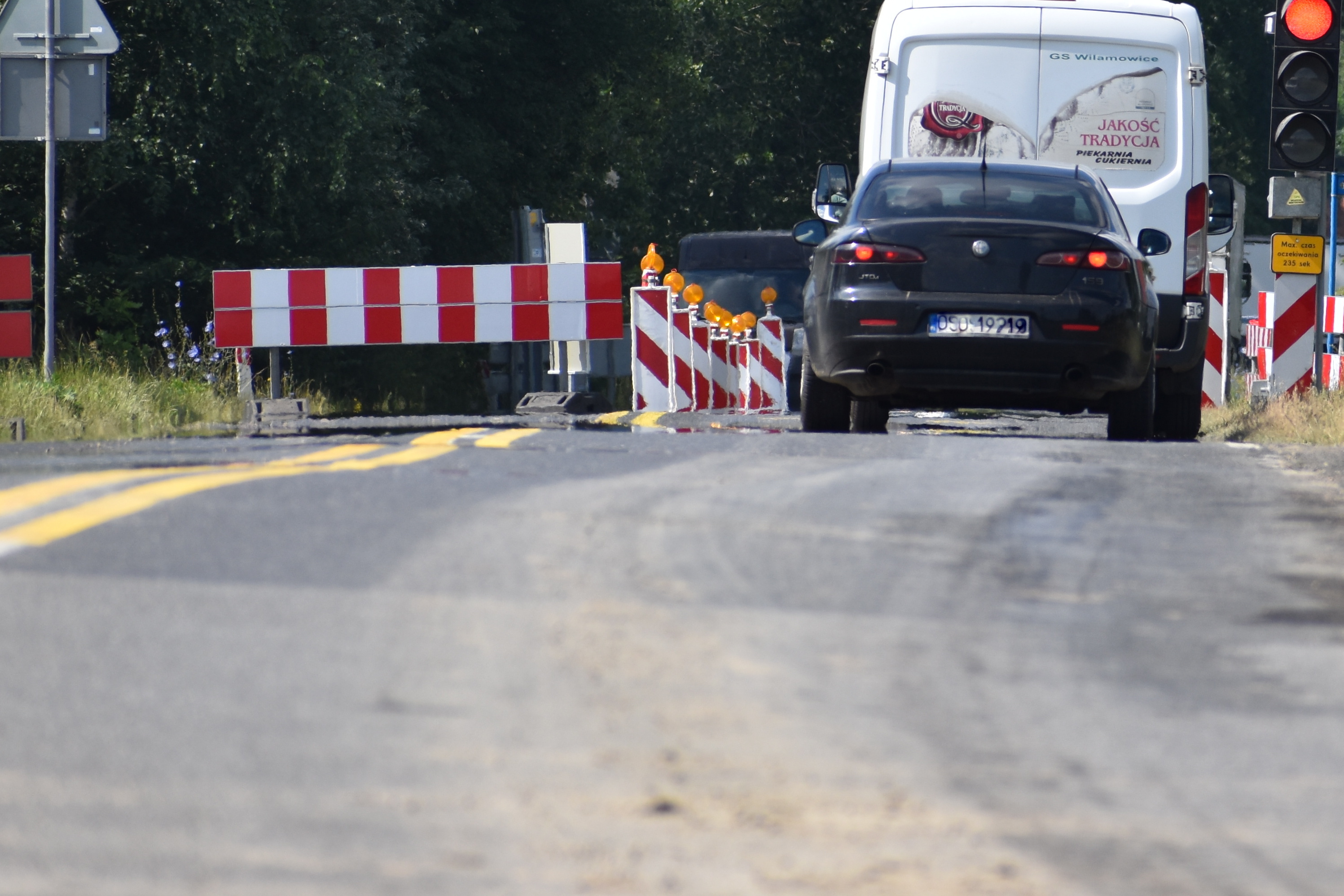 Na zdjęciu utrudnienia na drodze i zwężenie traktu