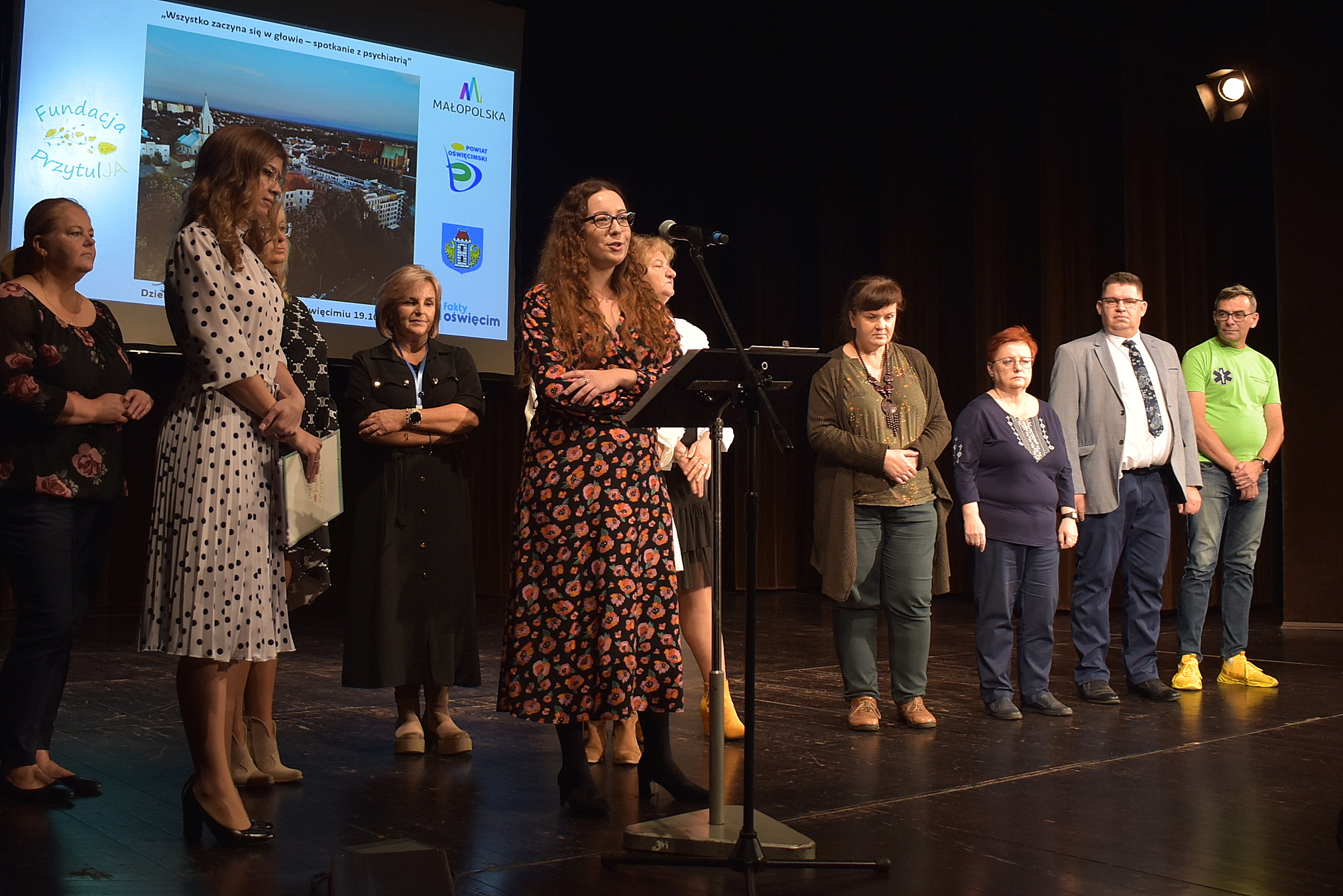 Na scenie OCK stoi grupa wolontariuszy związanych z Fundacją PrzytulJa