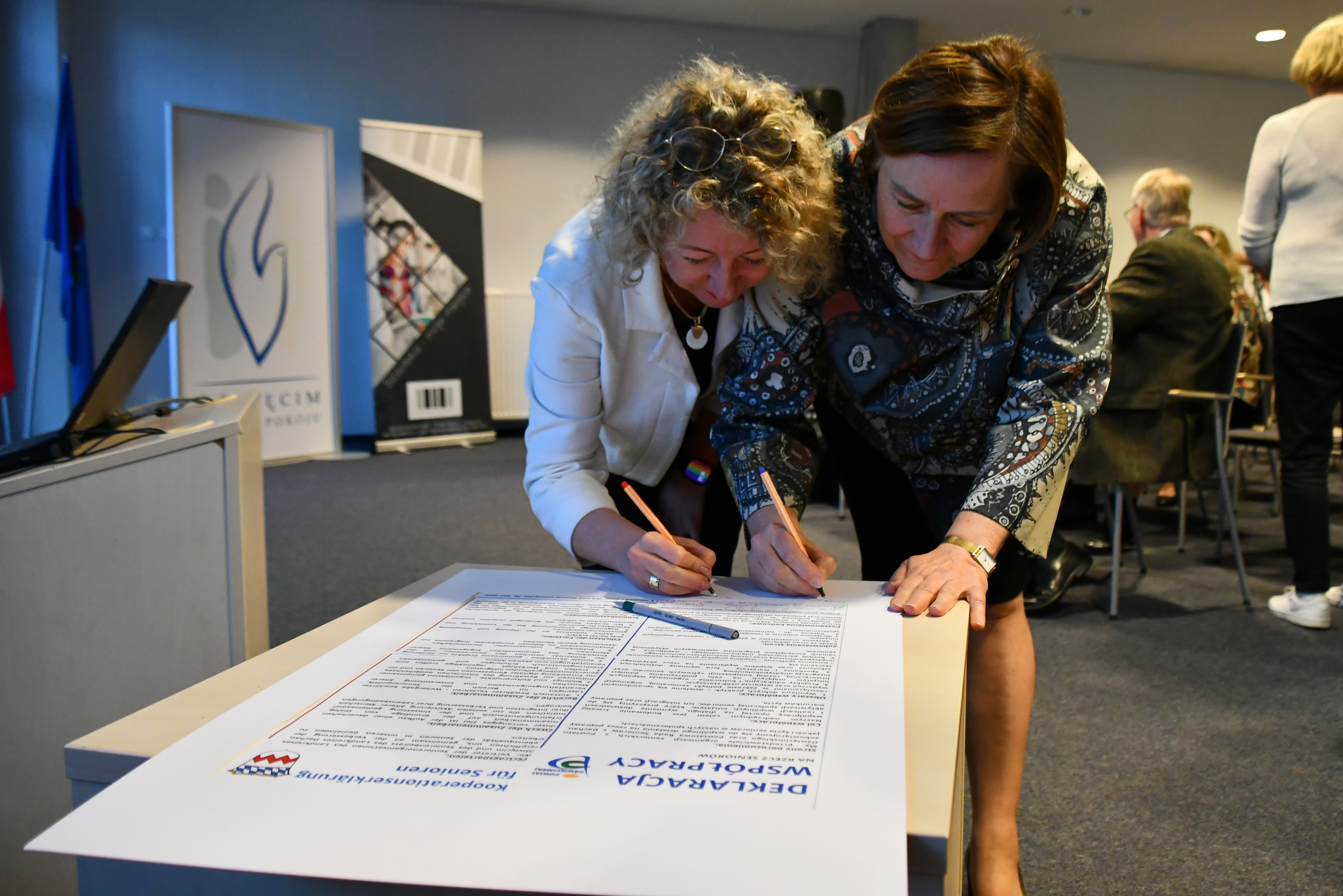 Deklarację Wspolpracy na rzecz seniorów podpisują przedstawicielka Powiatu Dachau i wicestarosta Teresa Jankowska