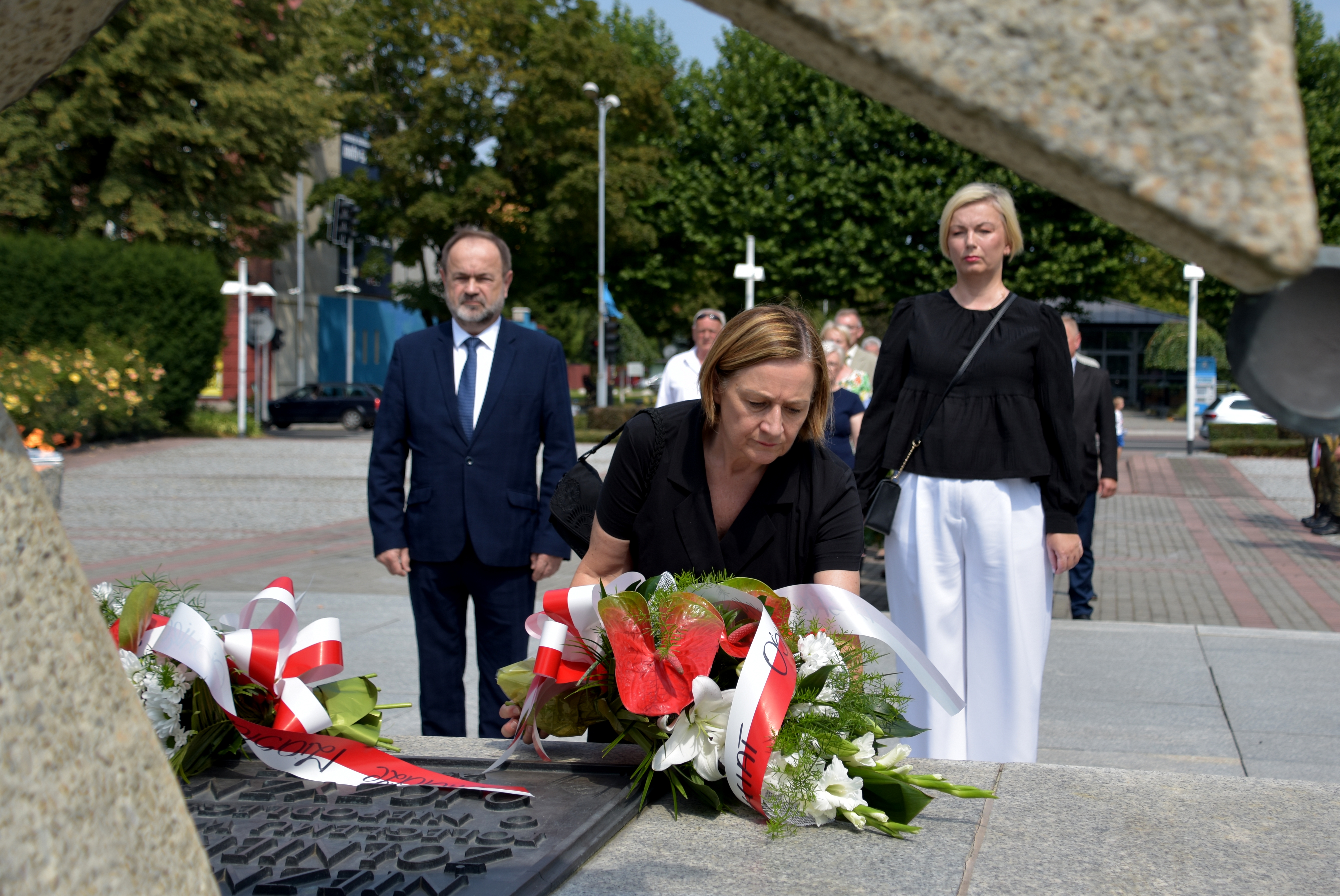 Delegacja Powiatu składa kwiaty na płycie Grobu Nieznanego Żołnierza w Oświęcimiu