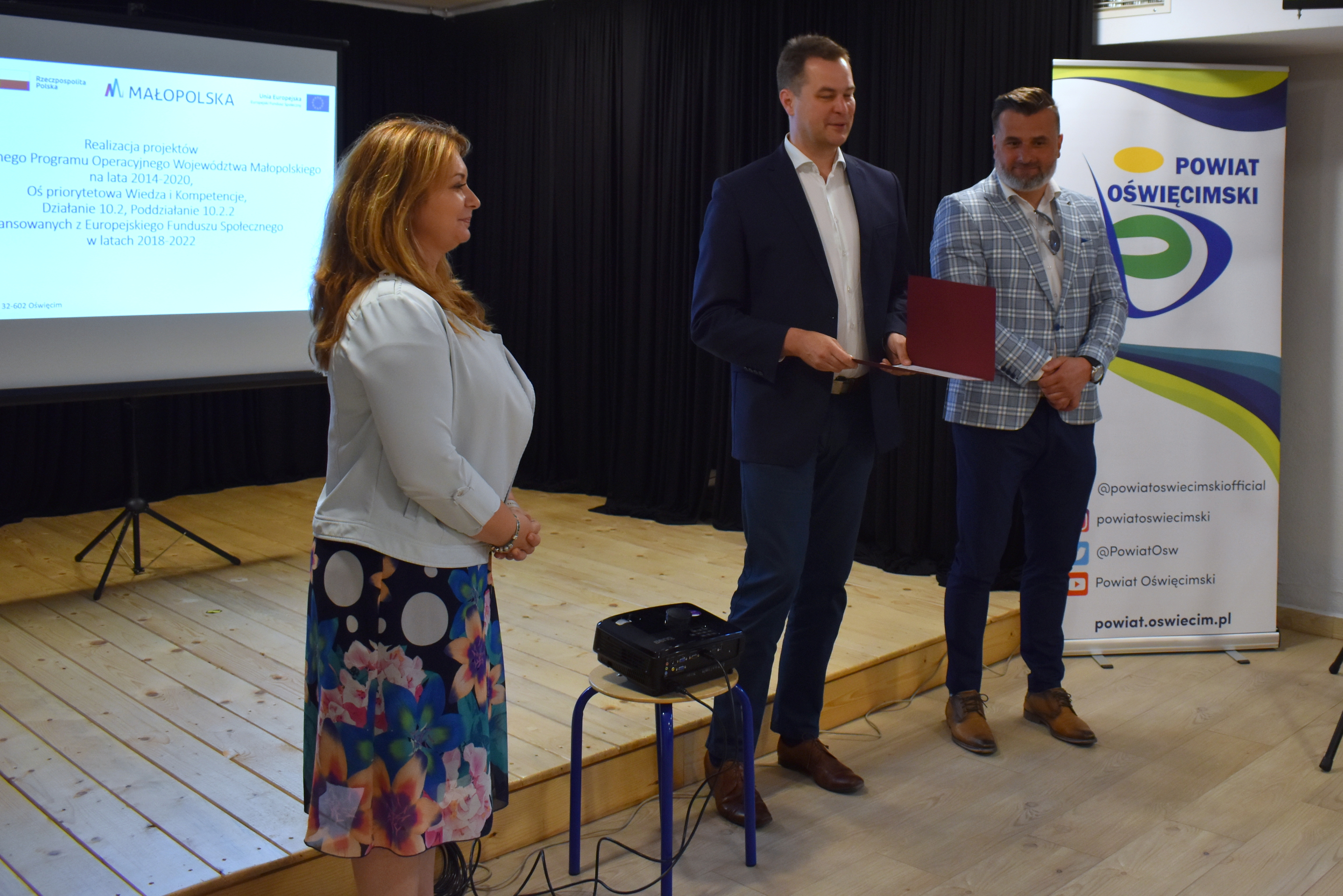 W Piwnicy Artystycznej MDK stoją naczelniczka wydziału edukacji, starosta i wicestarosta