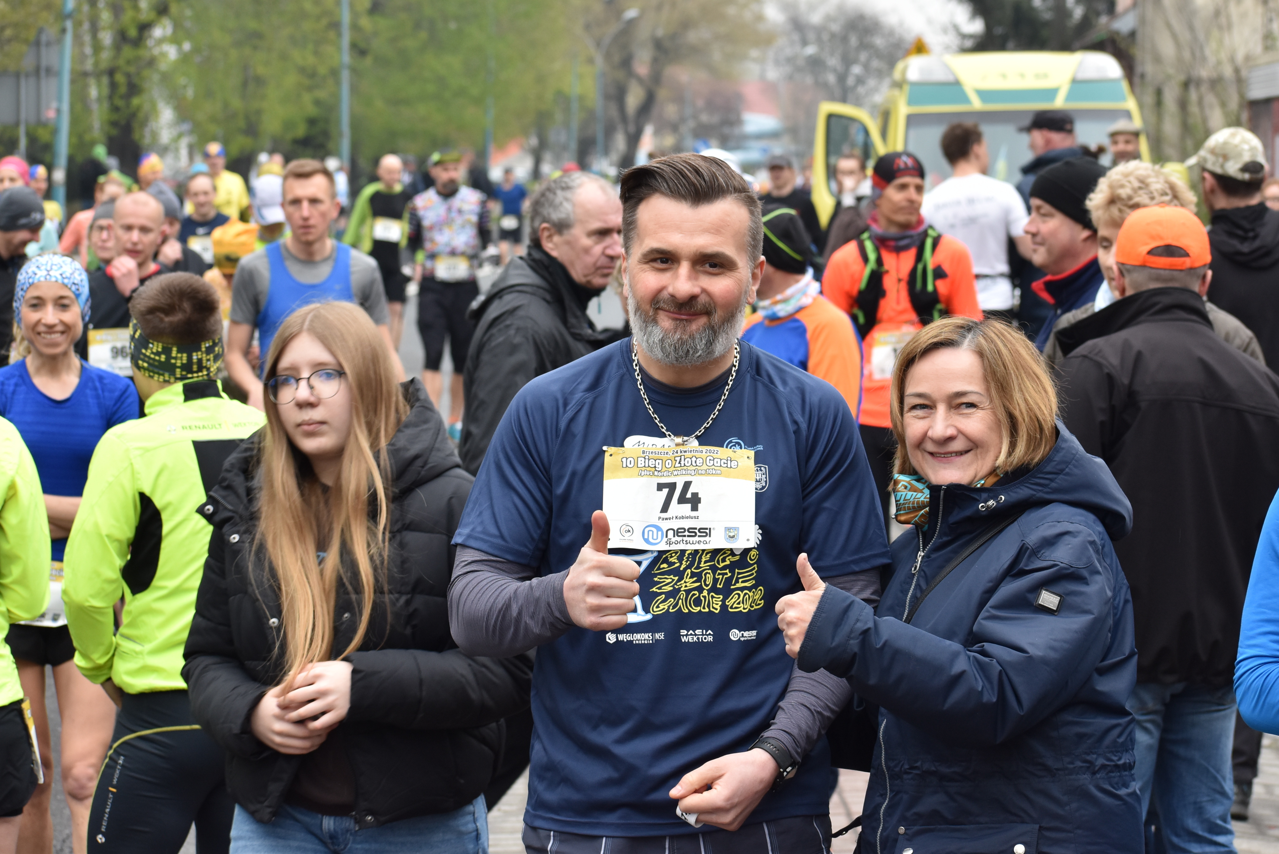 Radni Rady Powiatu w Oświęcimiu stoją w sali obrad i oddają hołd ukraińskim ofiarom rosyjskiego okrucieństwa.