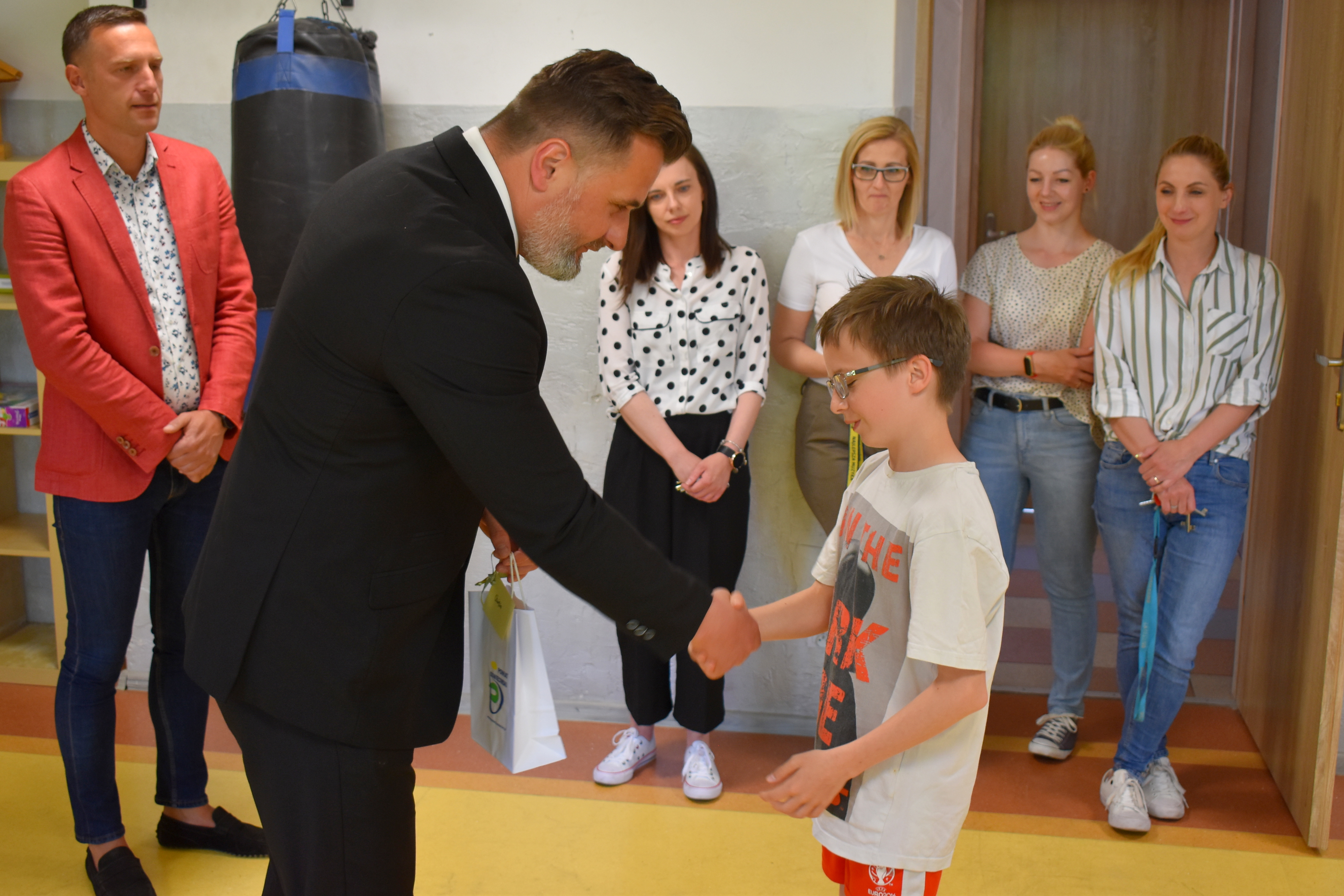 Wicestarosta wręcza jednemu z podopiecznych domu dziecka w Oświęcimiu prezent