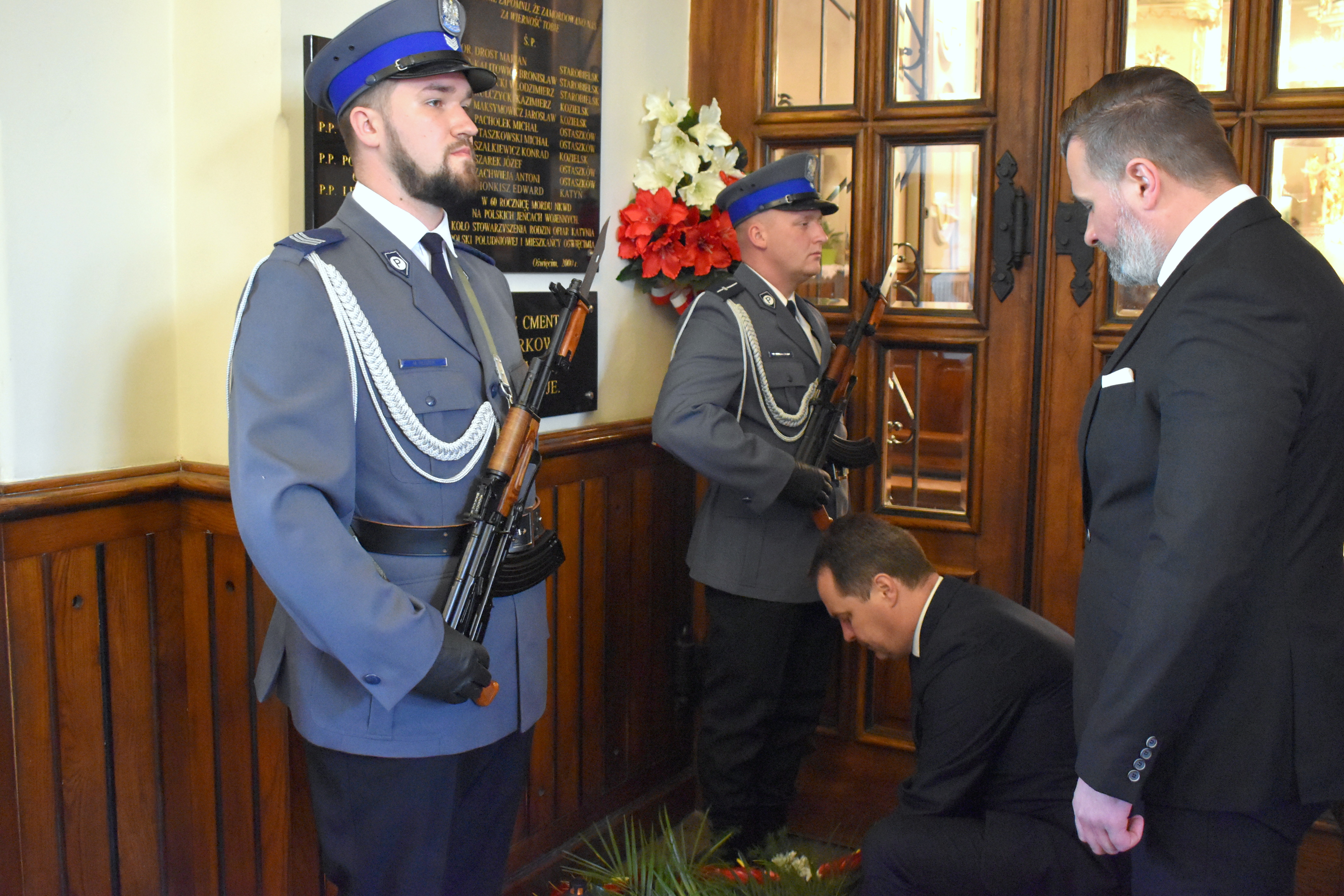 Na zdjęciu starosta wraz z wicestarostą przed tablicami upamiętniającym zbrodnię katyńską