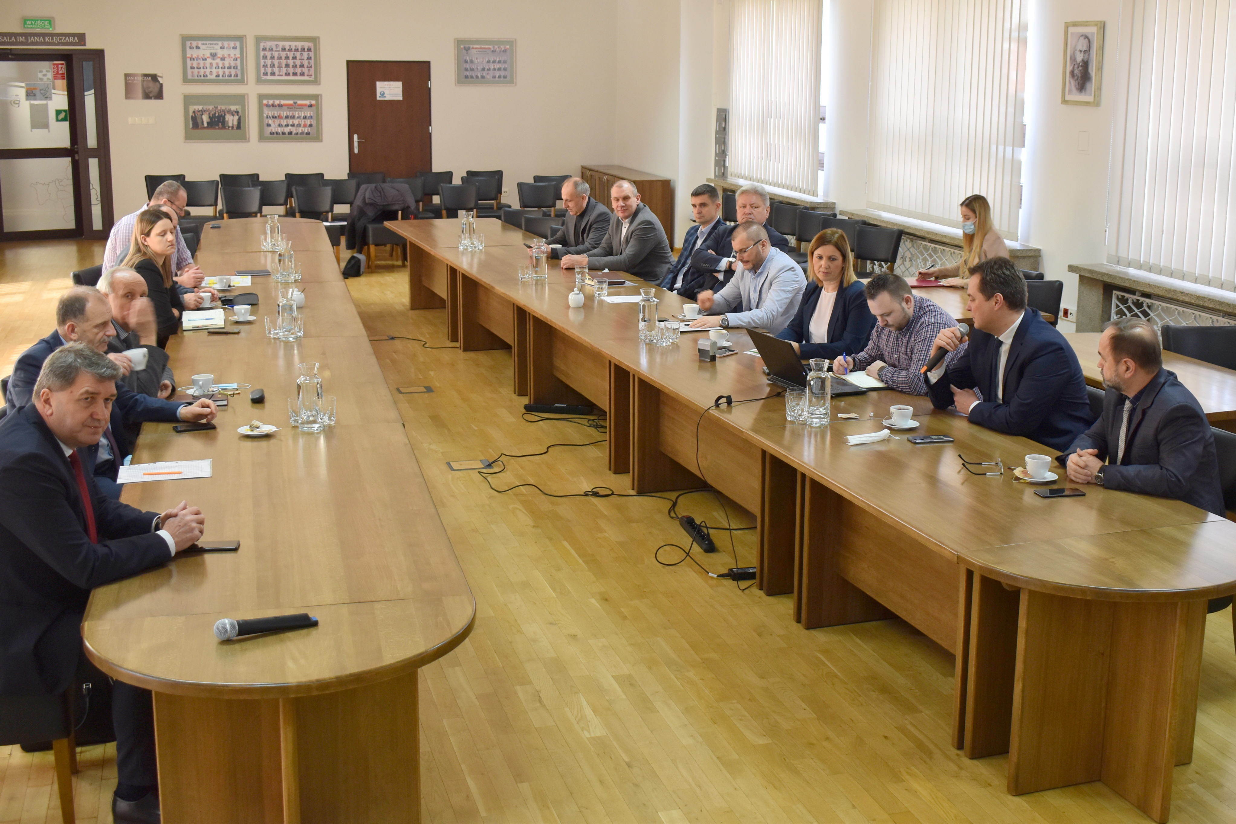 Za stołami w sali audiowizualnej obradują włodarze miast, gmin i powiatu.