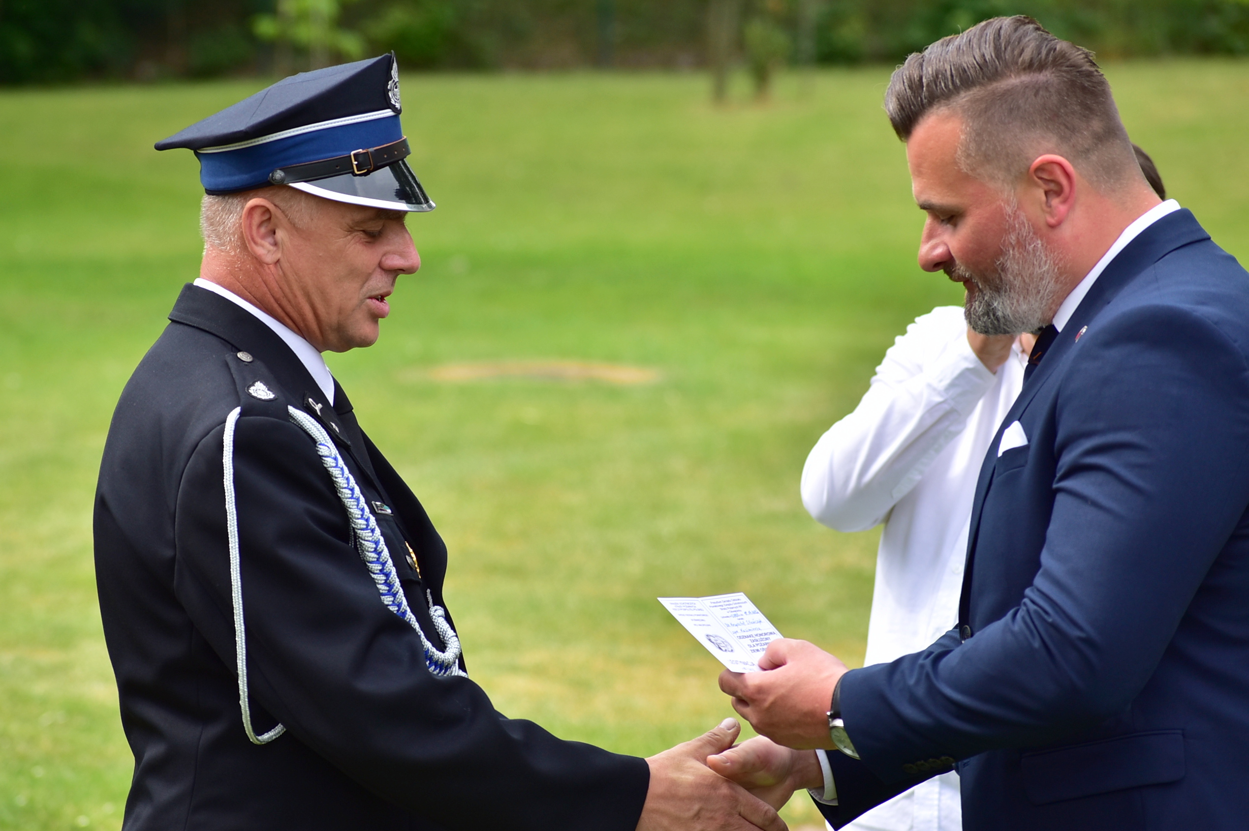 Wicestarosta wręcza odznaczenie jednemu z członków władz OSP w Polnace Wielkiej