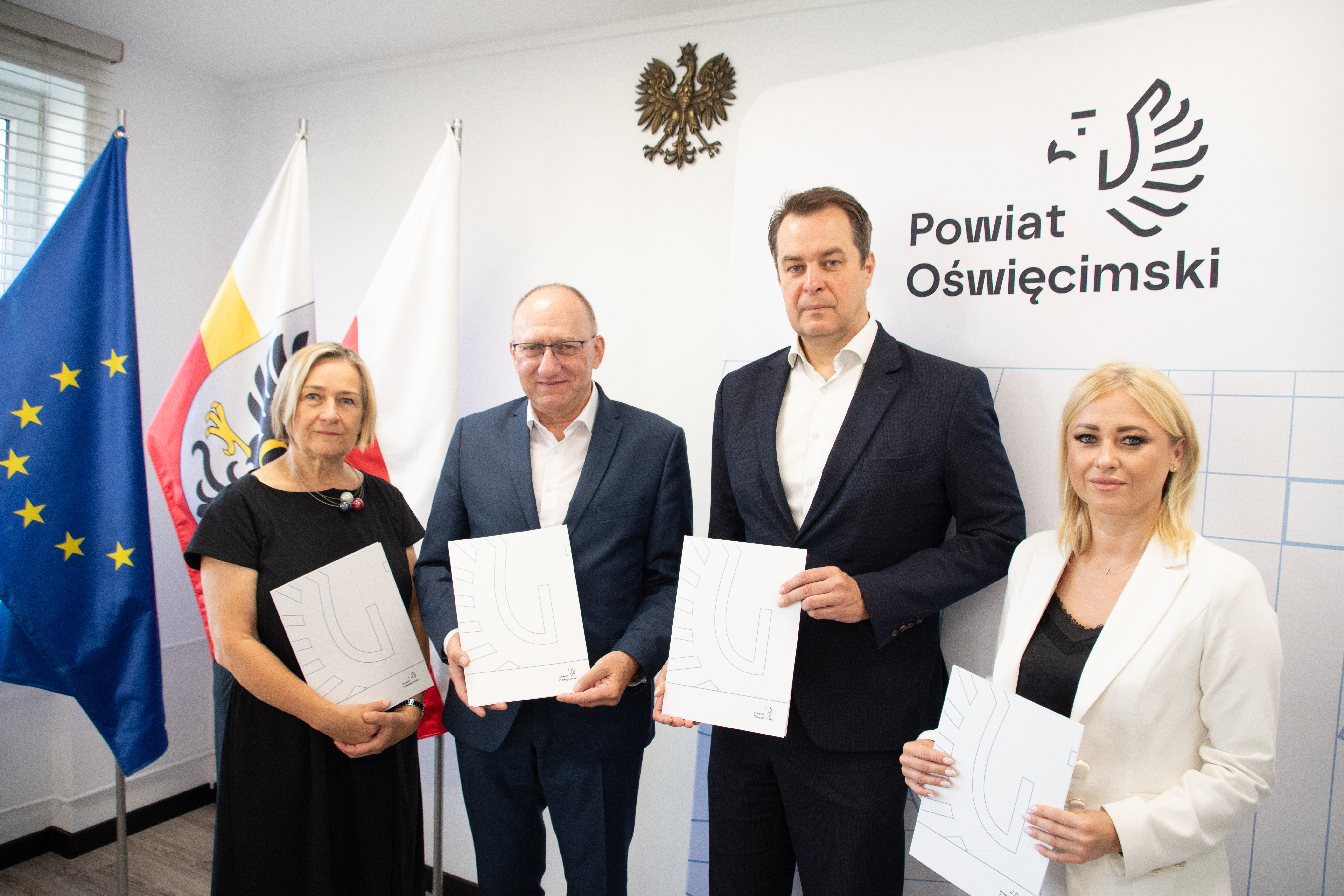 Pamiątkowe zdjęcie sygnatariuszy umowy