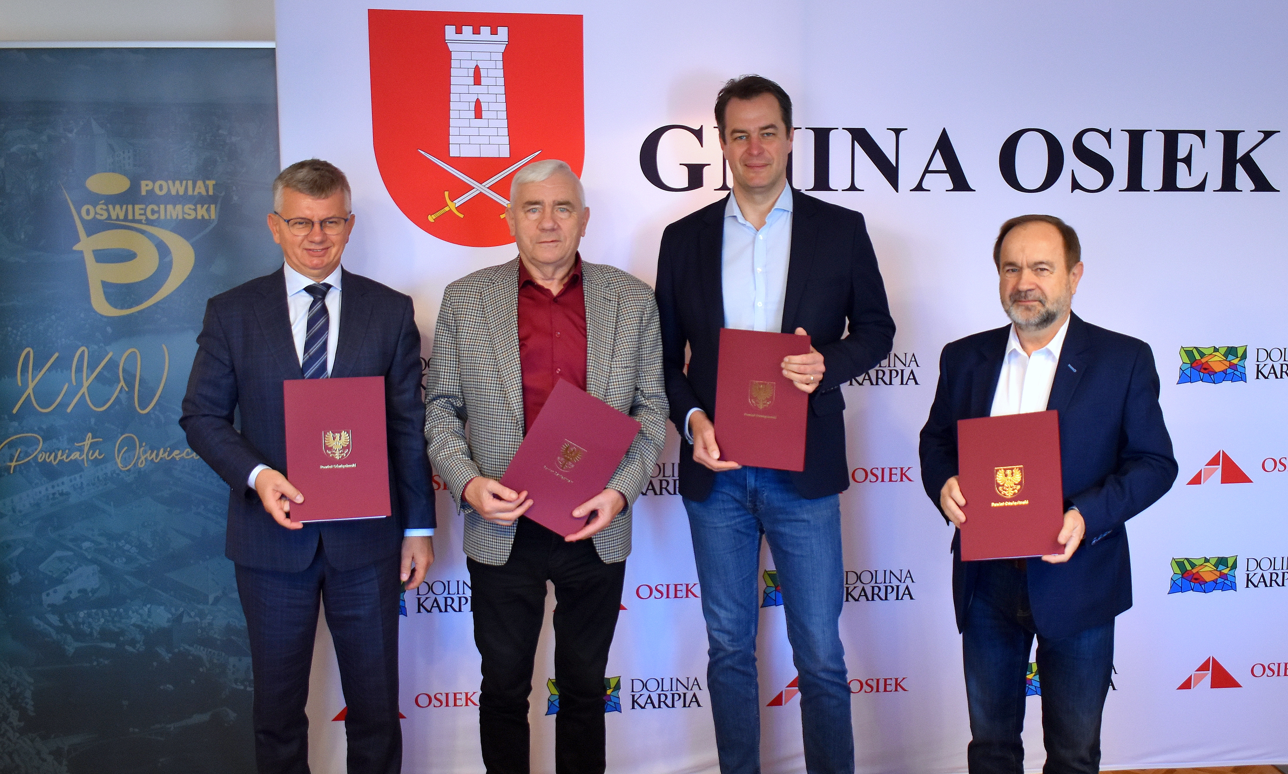 Wspólne zdjęcie sygnatariuszy umowy w Urzędzie Gminy Osiek