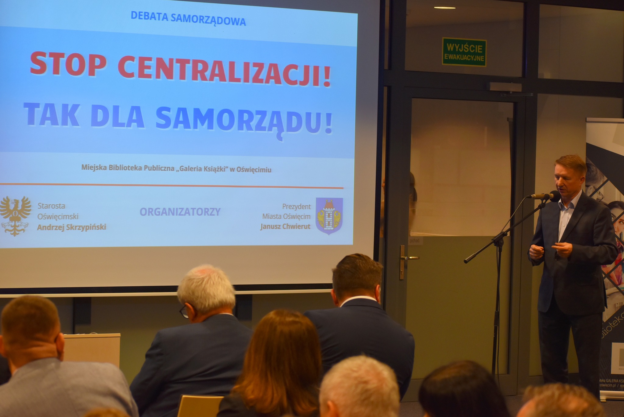 Na zdjęciu na ekranie napis &amp;amp;amp;quot;Nie dla centralizacji! Tak dla samorządu!&amp;amp;amp;quot;. W głębi zdjęcia widać tłum uczestników debaty