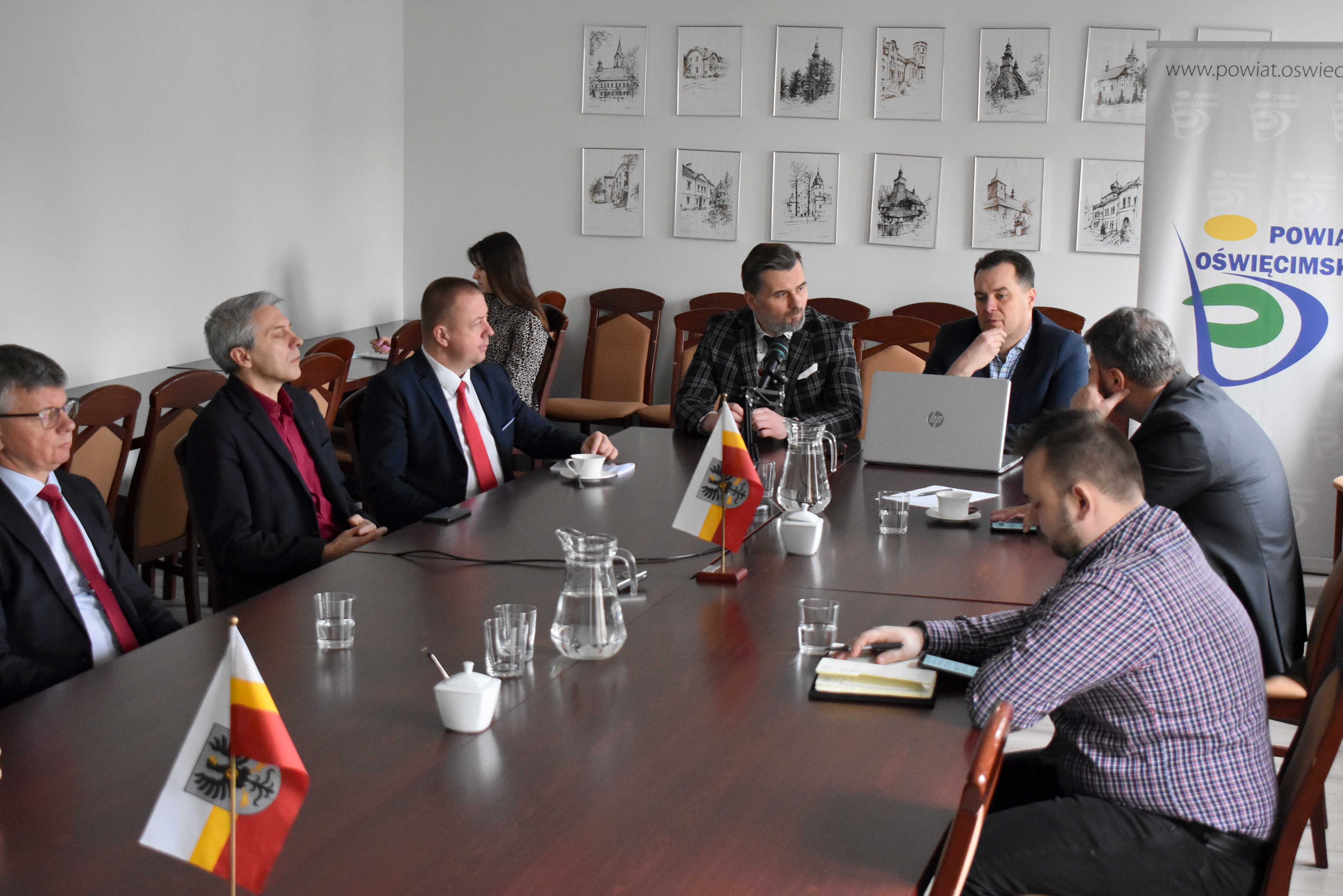 Obrady Powiatowego Zespołu Zarządzania Kryzysowego. Za stołem włodarze powiatu i gmin.