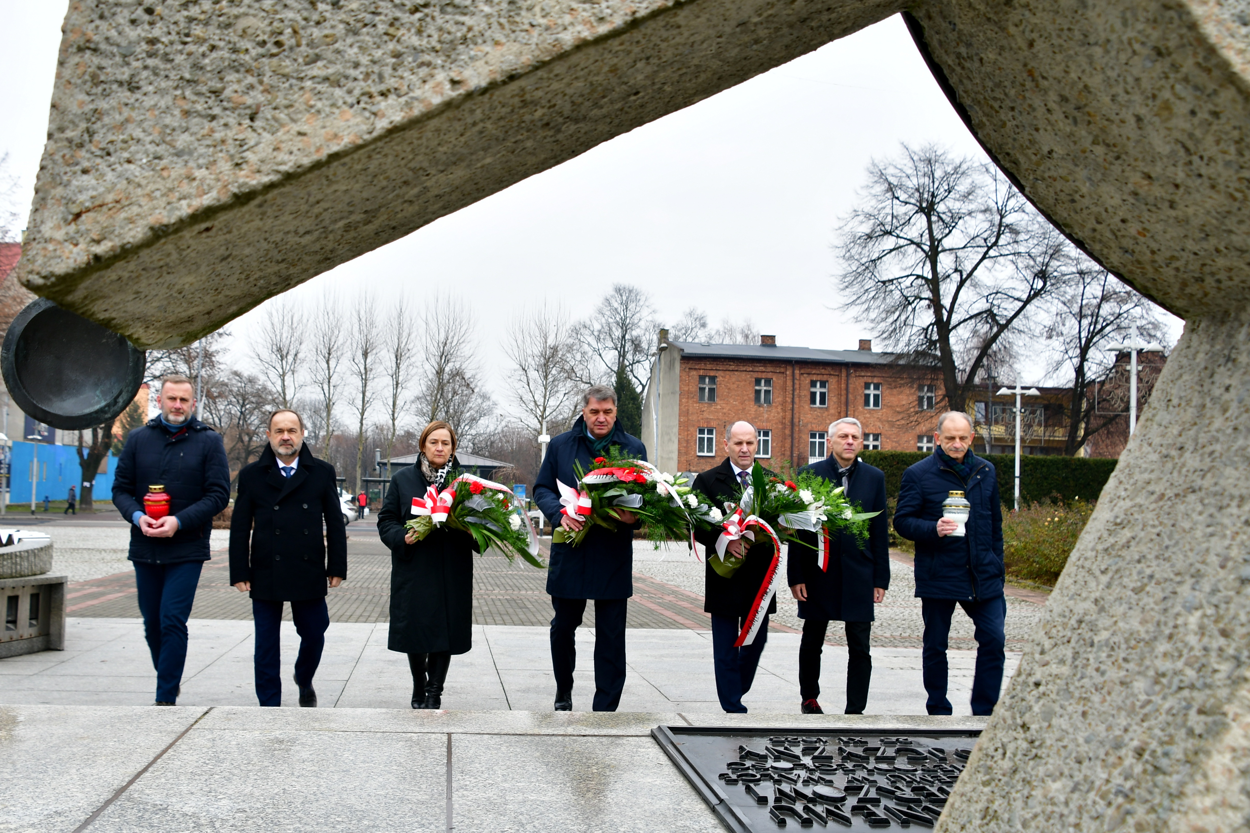 Delegacja trzech samorządów zmierzają przed Grób Nieznanego Żołnierza w Oświęcimiu