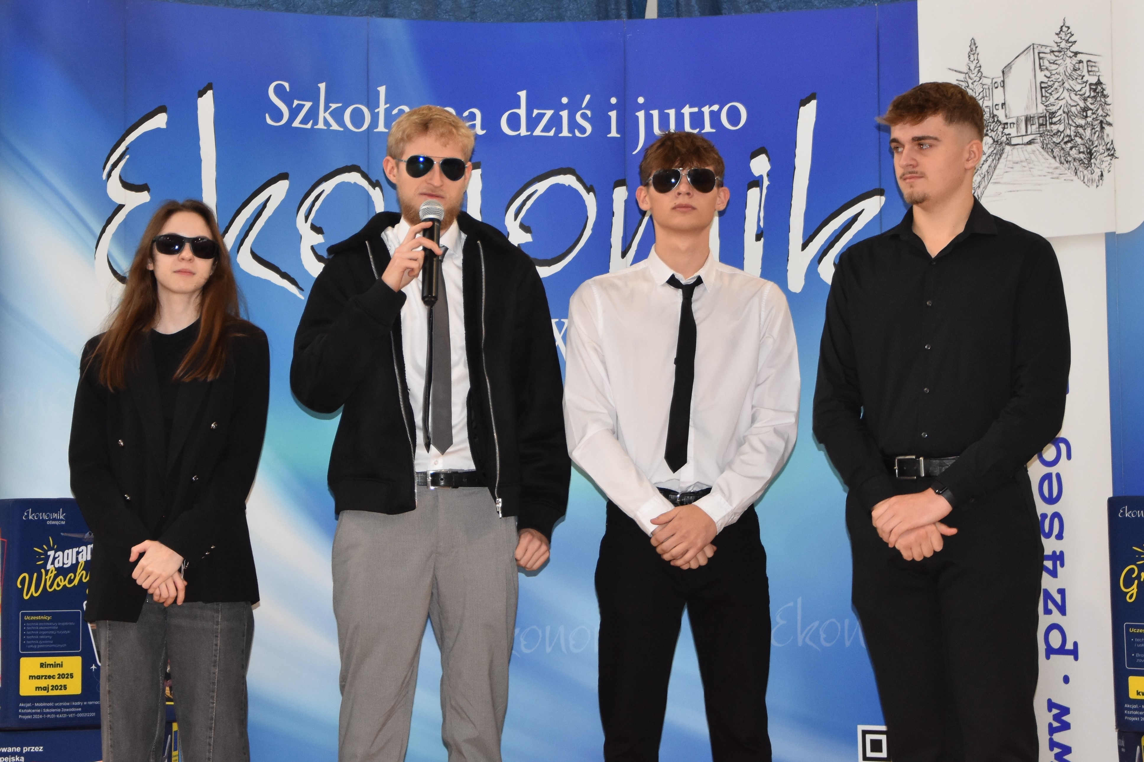 Występ grupy młodzieży stylizowanej na agentów 004