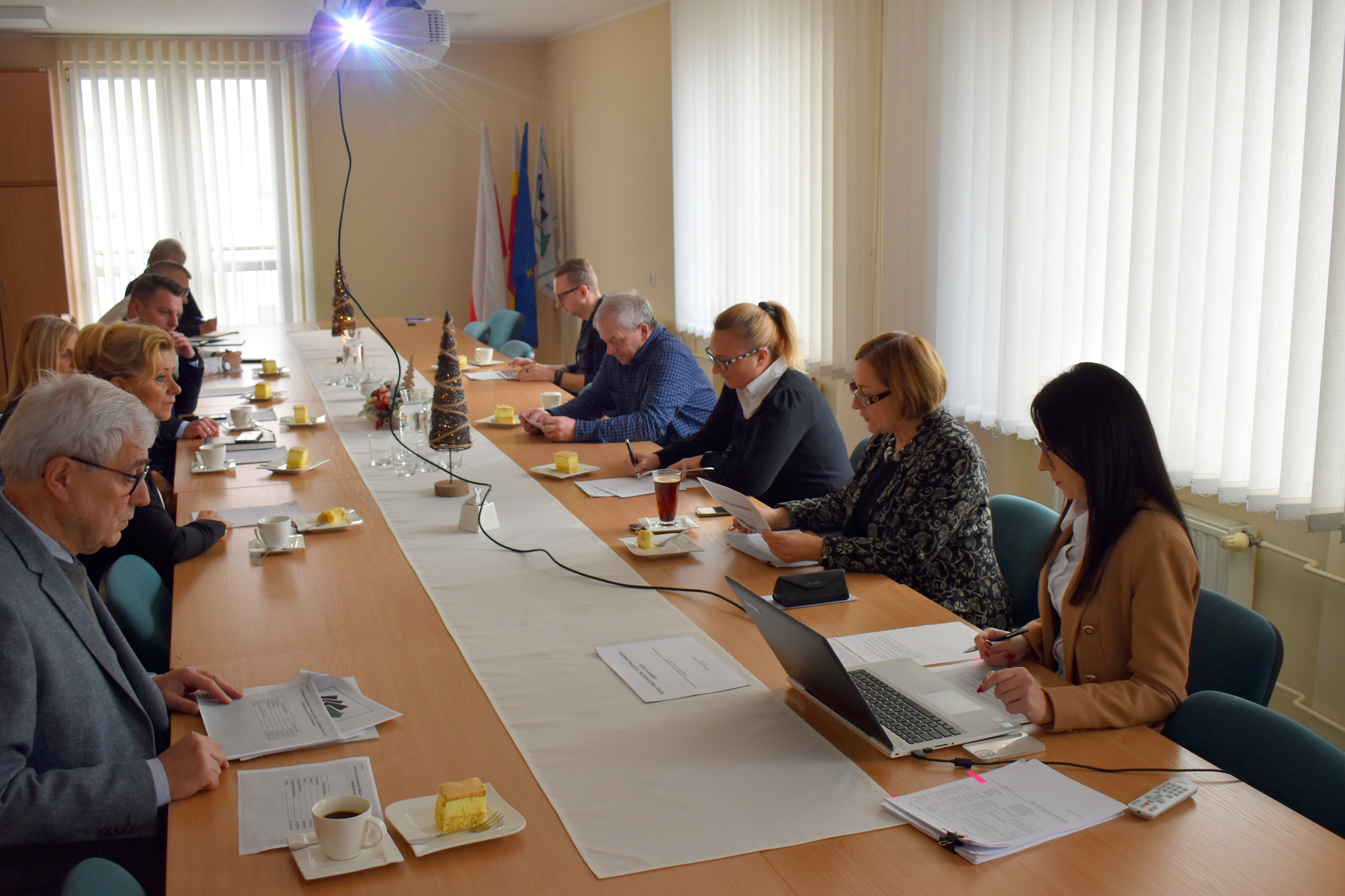 Na zdjęciu członkowie Powiatowej Rady Rynku Pracy podczas obrad.