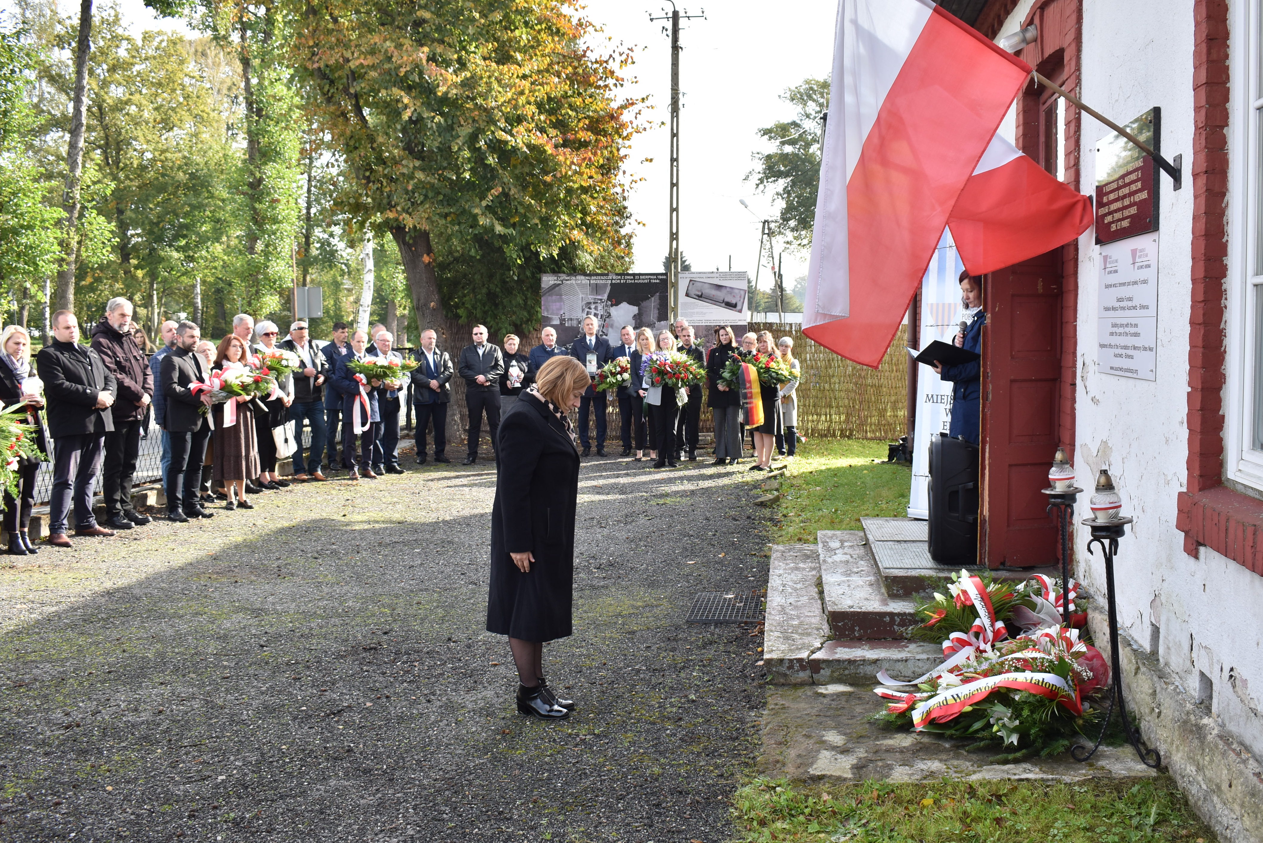 Na zdjęciu członkini zarządu powiatu oddająca hołd pomordowanym więźniarkom karnej kompanii.