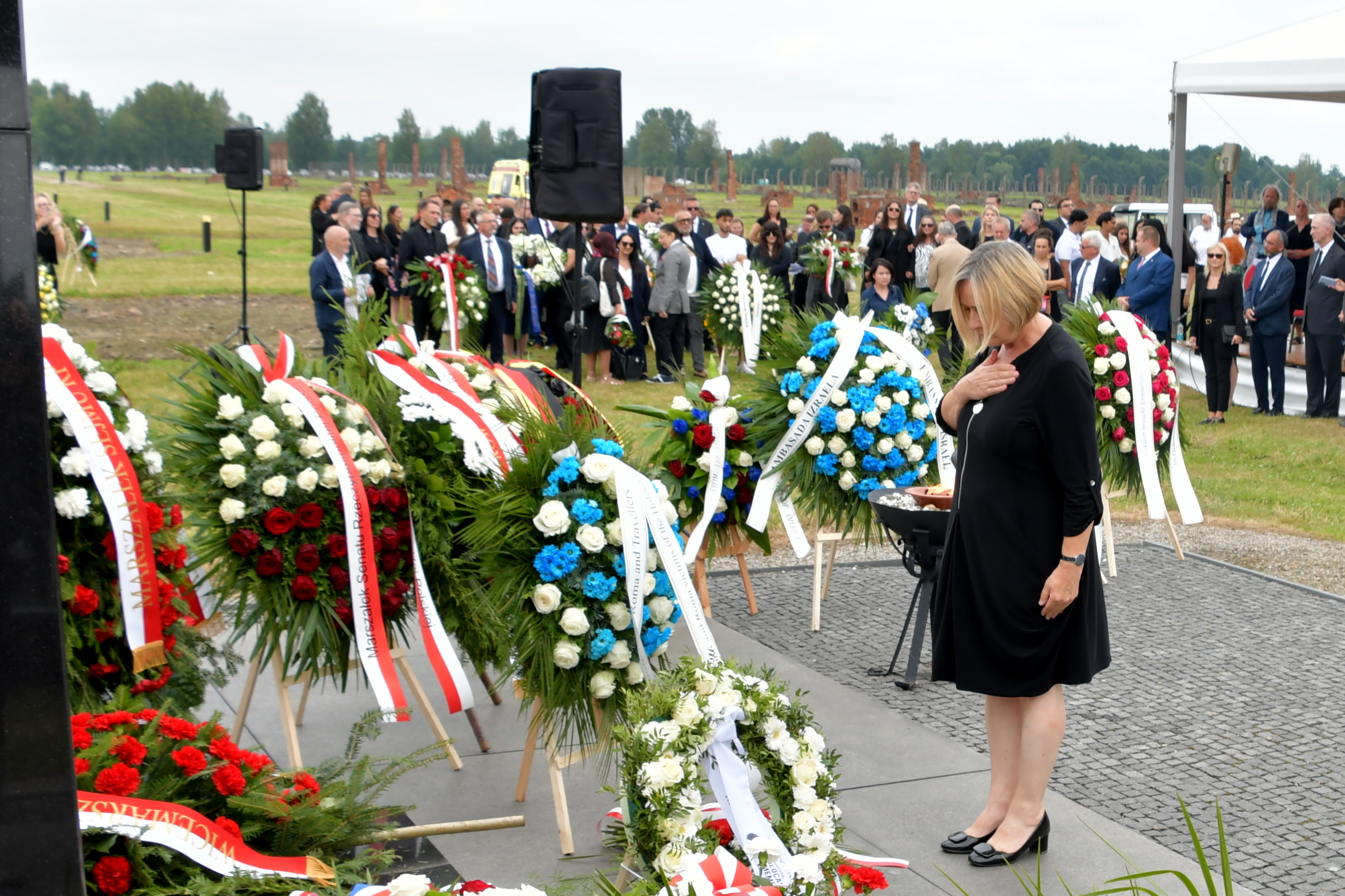 Hołd ofiarom romskiego Holokaustu przed Pomnikiem Ofiar w byłym Birkenau oddaje wicestarosta