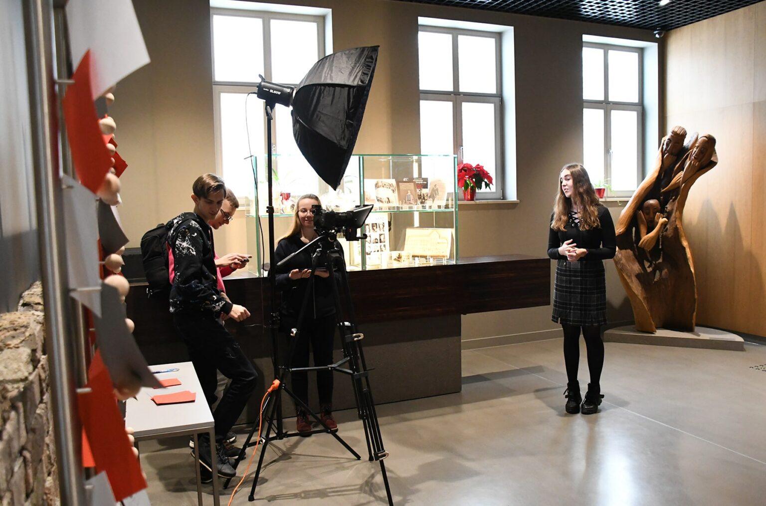 W jednej z sam Muzeum Pamięci uczniowie popularnego Chemika realizują projekt filmowy o atrakcjach Oświęcimia