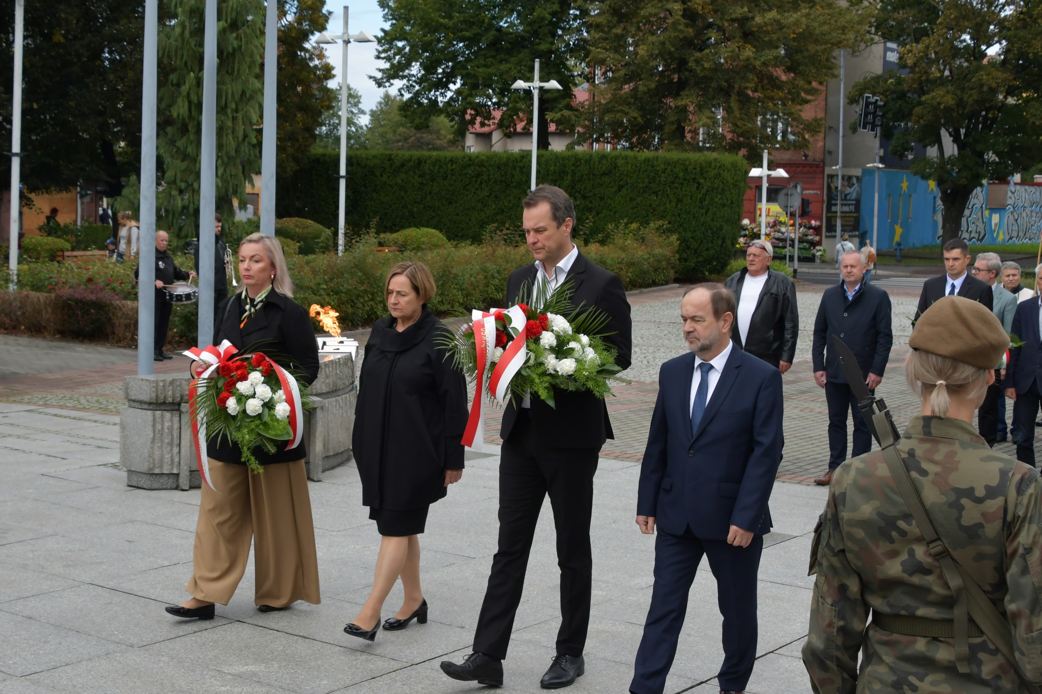 Delegacja władz Powiatu Oświęcimskiego zmierza w kierunku Grobu Nieznanego Żołnierza