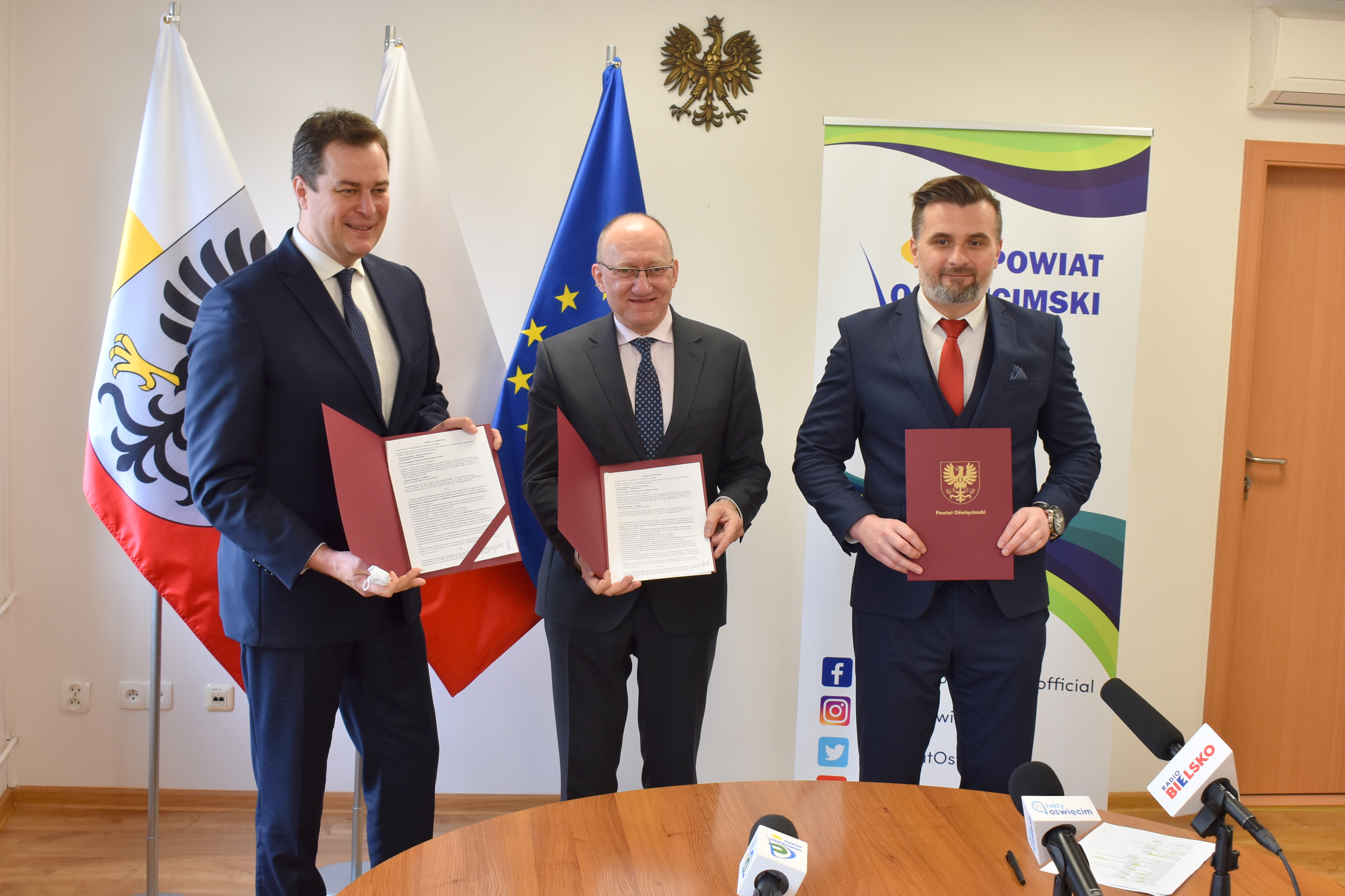 Stojący z umowami od lewej: starosta Andrzej Skrzypiński, dyrektor szpitala Edward Piechulek  i wicestarosta Paweł Kobielusz.