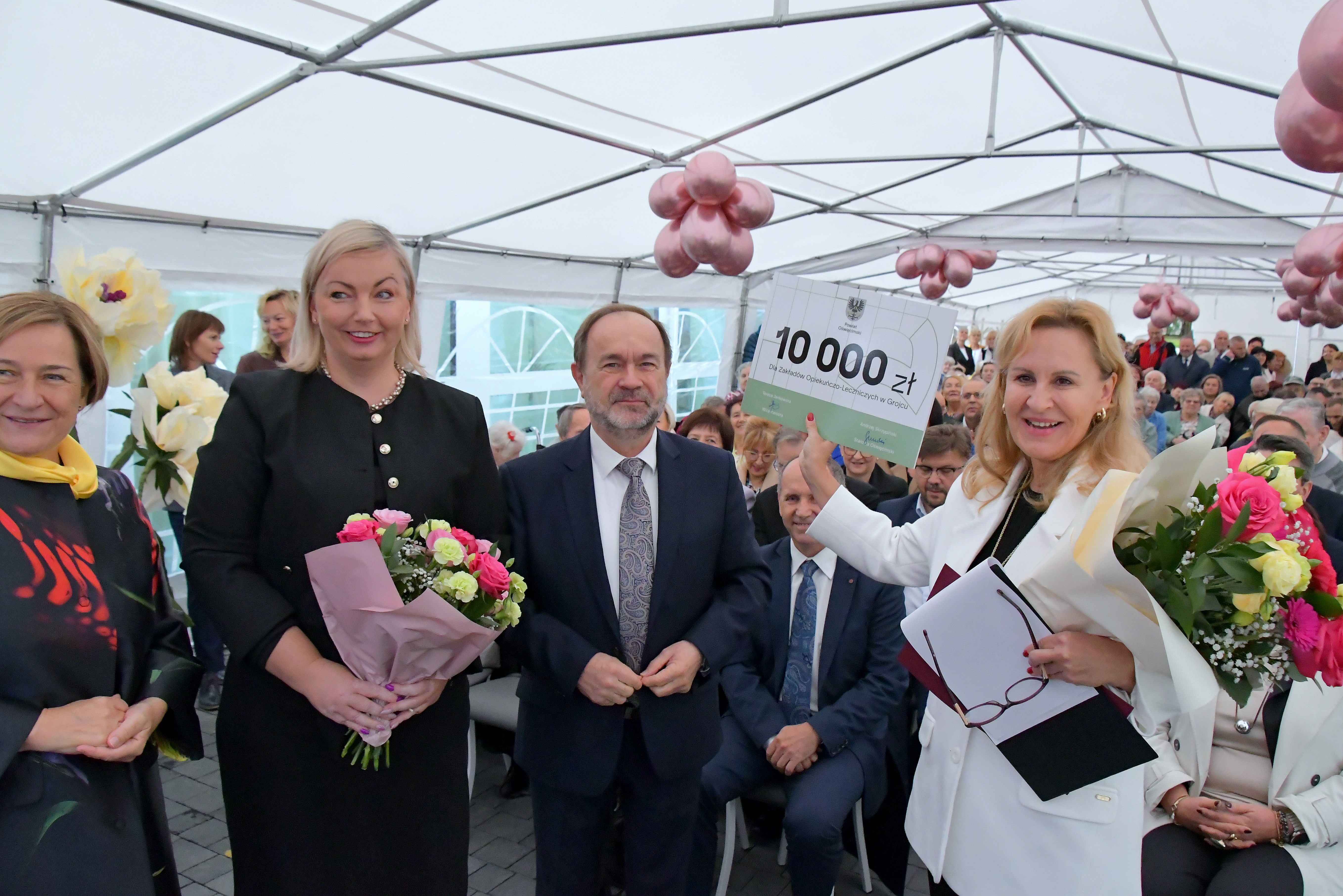 Na zdjęciu władze Powiatu i dyrektorka PZOL z symbolicznym czekiem