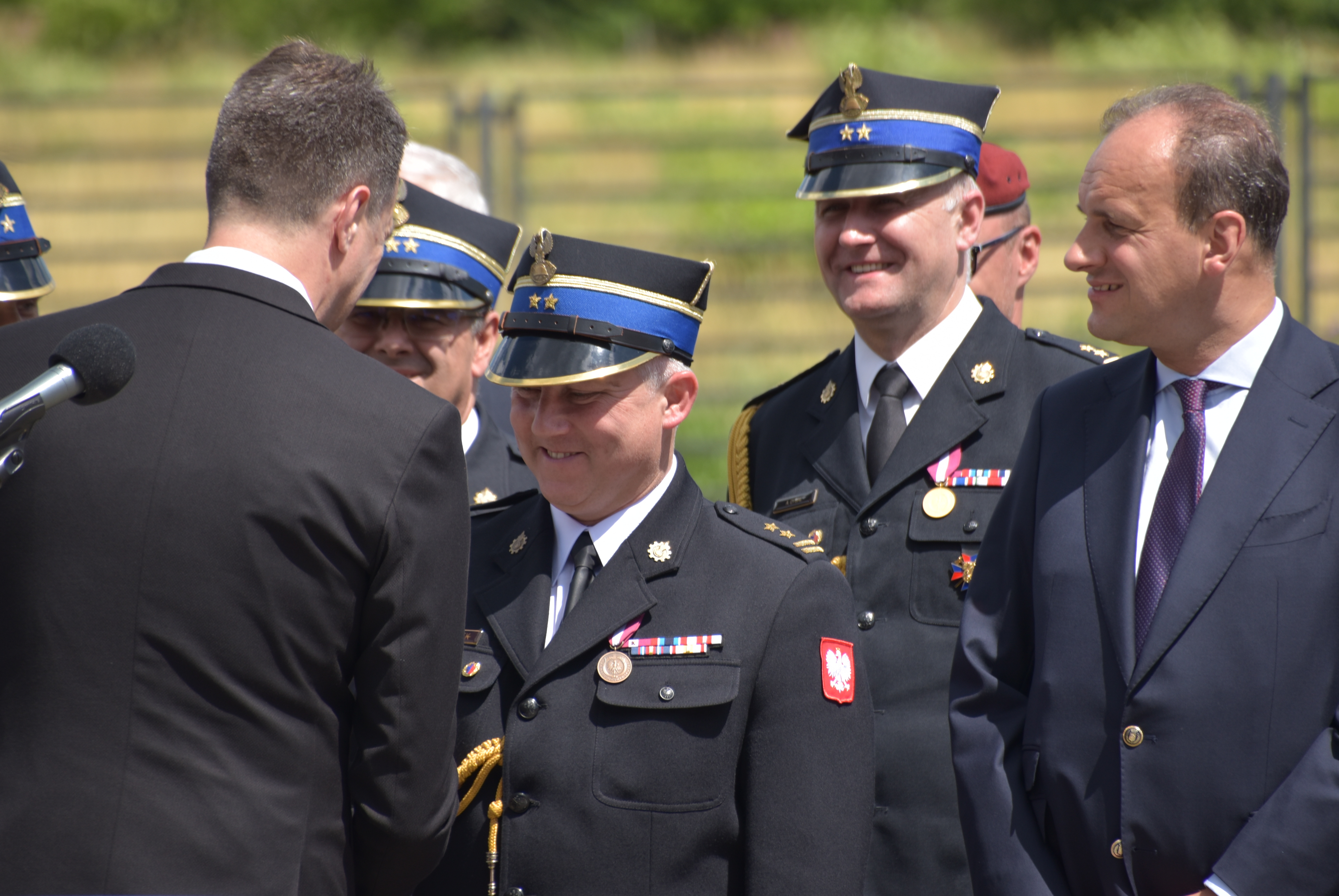 Starosta gratuluje nowemu komendantowi powiatowemu Ryszardowi Dudkowi