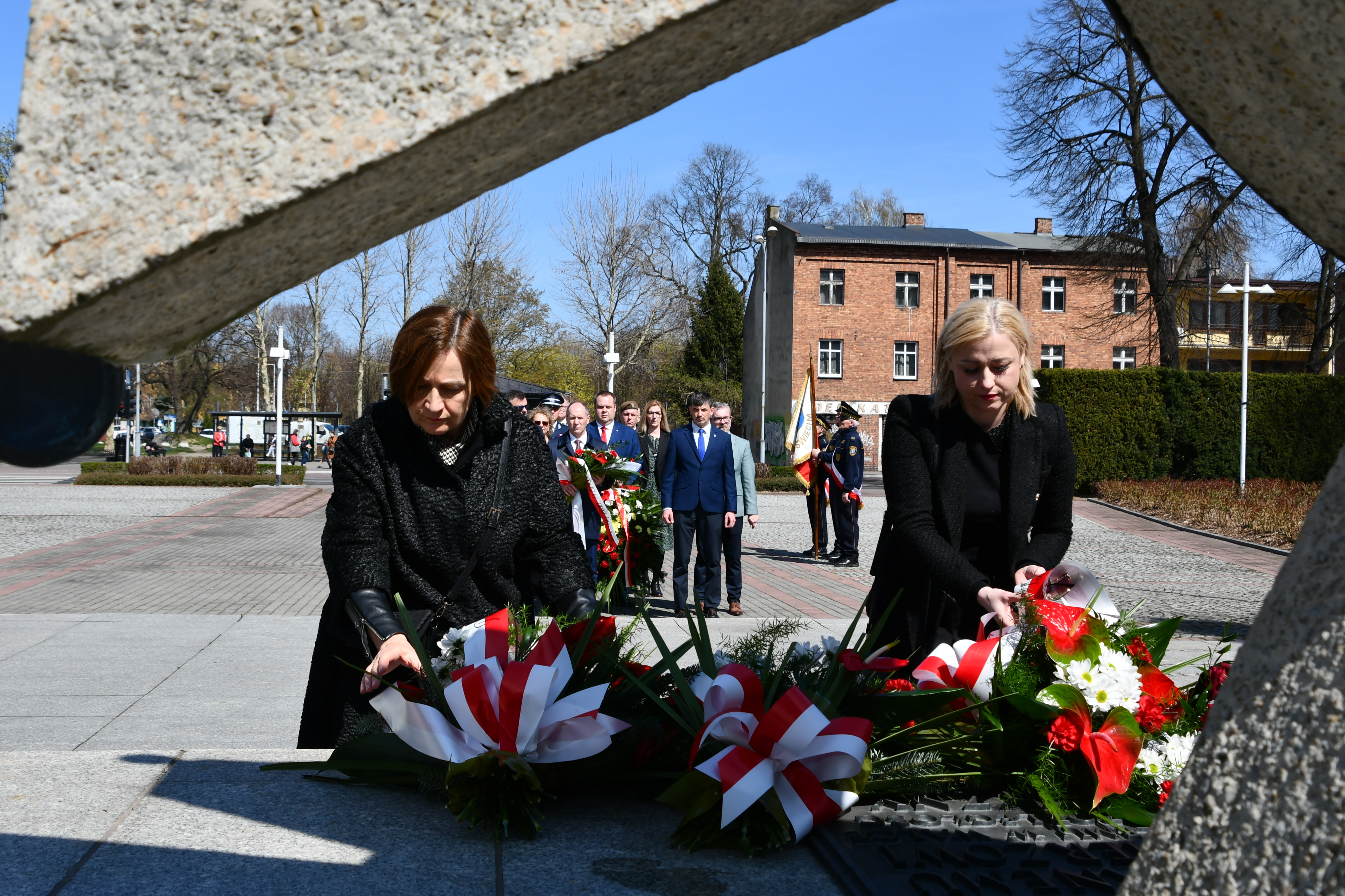 Kwiaty na płycie Grobu Nieznanego Żołnierza w Oświęcimiu składają pani wicestarosta i radna Sejmiku Małopolskiego