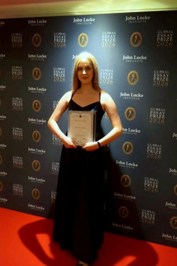 Justyna Kulig na tle ścianki John Locke Institute