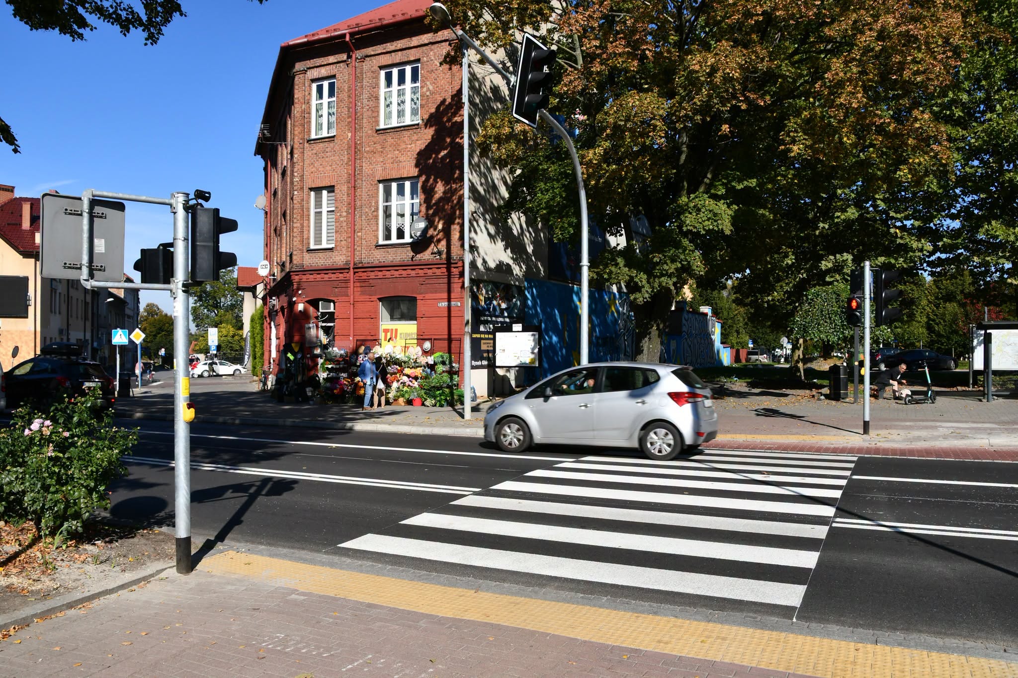Widok na przejście dla pieszych i nową sygnalizację świetlną przy ulicy Dąbrowskiego