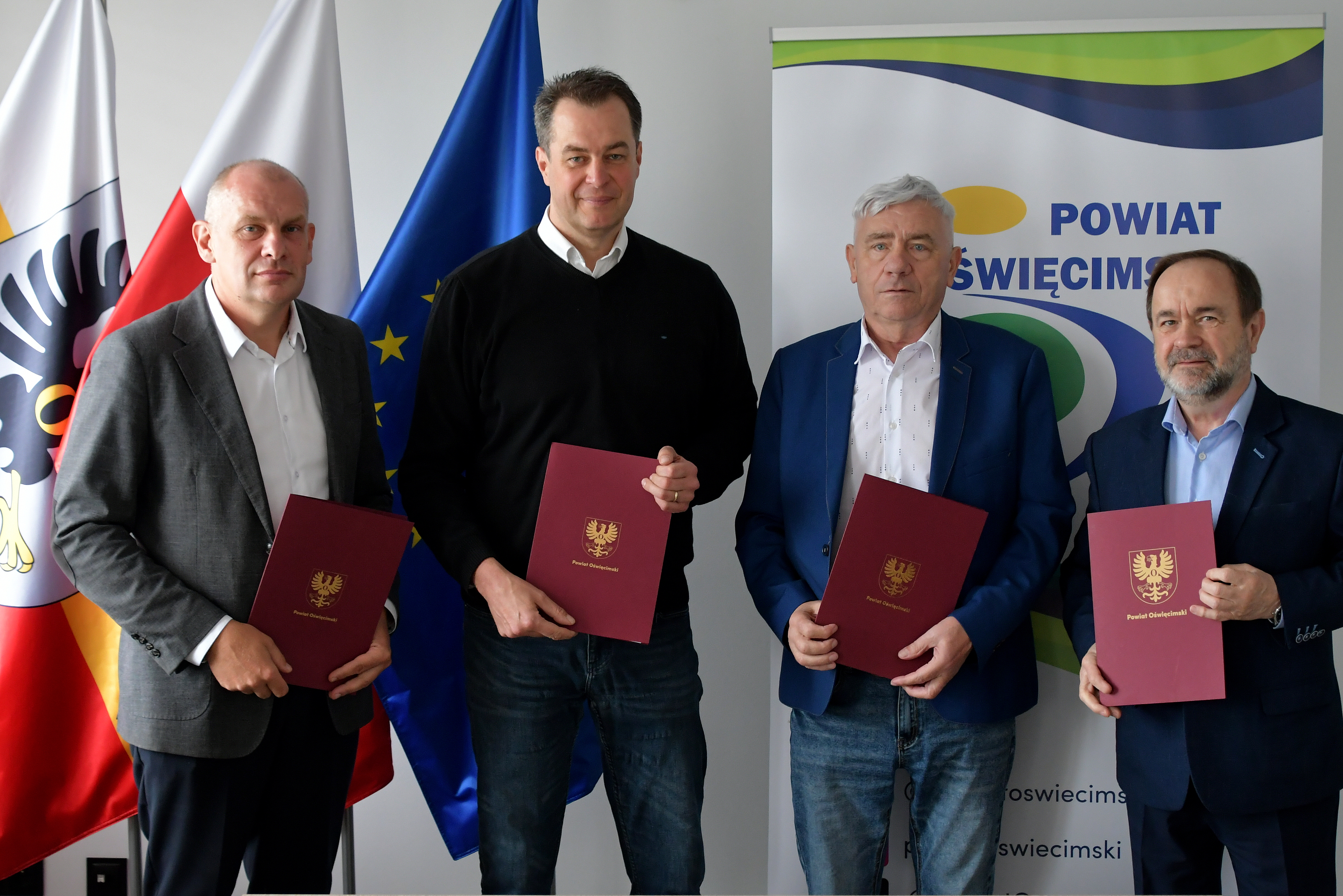 Na zdjęciu włodarze Powiatu wraz z wykonawcą zadania i wójtem gminy Polanka Wielka