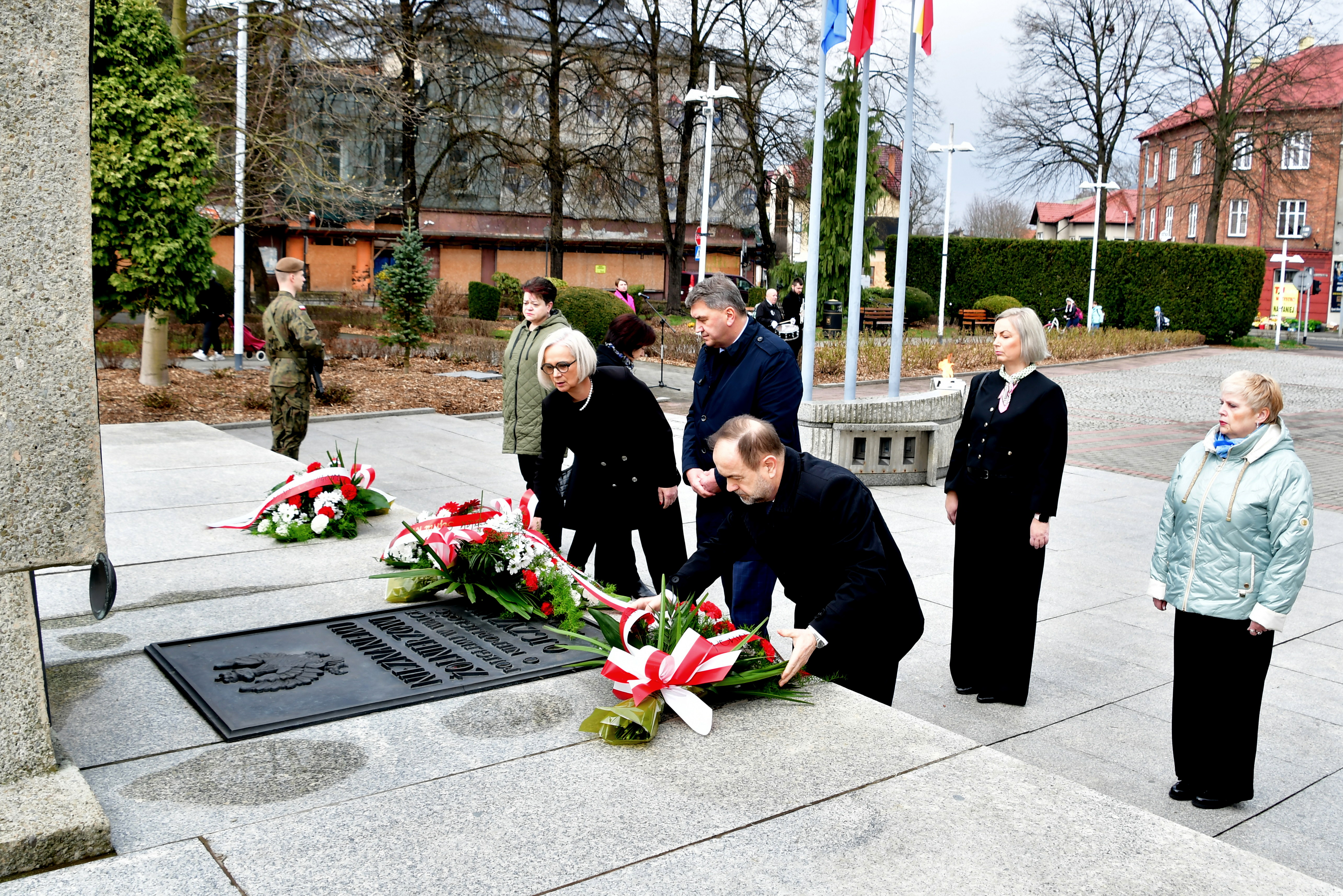 Delegacja Powiatu i wicemarszałek Sejmu składają kwiaty na płycie Grobu Nieznanego Żołnierza w Oświęcimiu