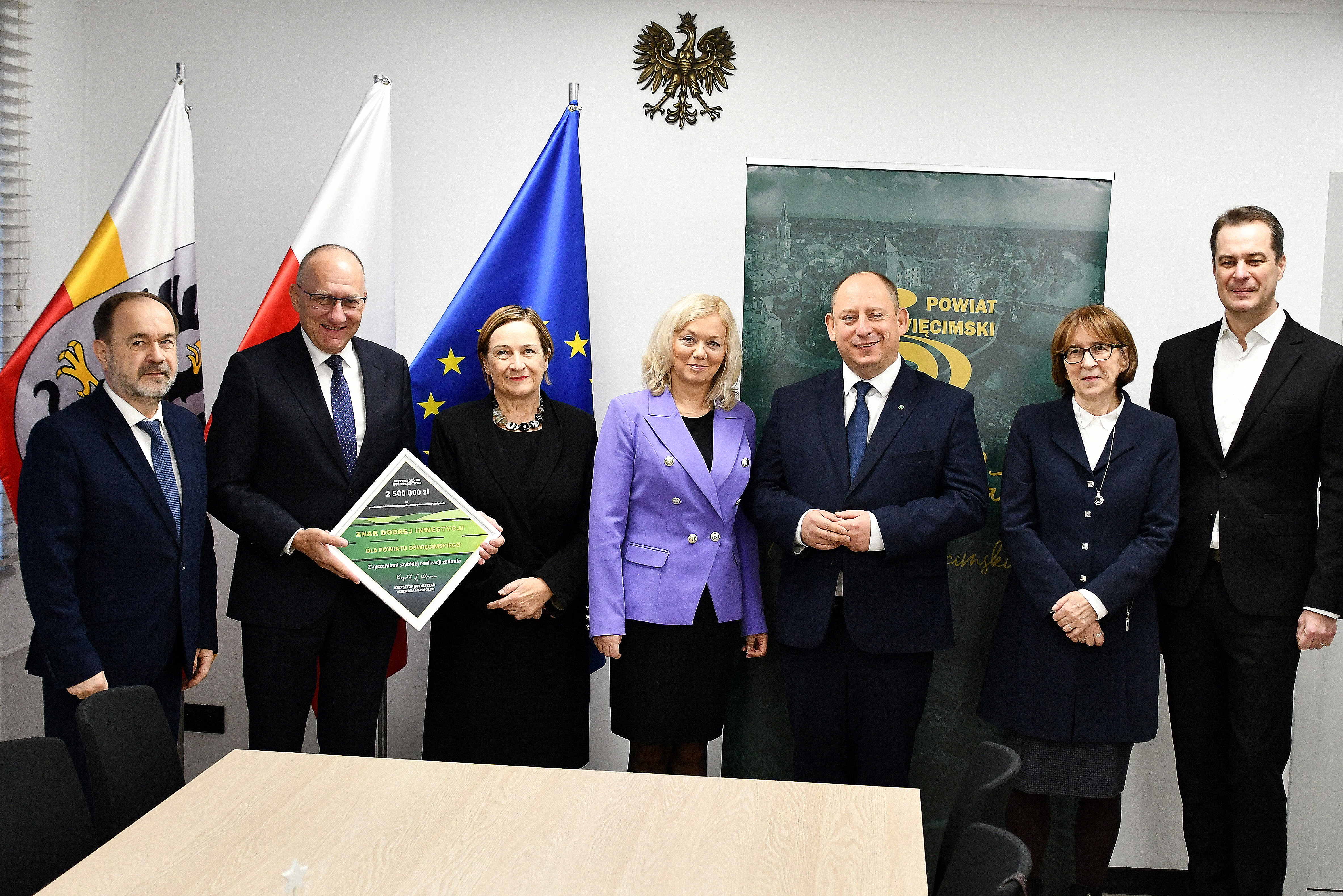 Pamiątkowe zdjęcie uczestników uroczystości podpisania umowy z wojewodą w starostwie