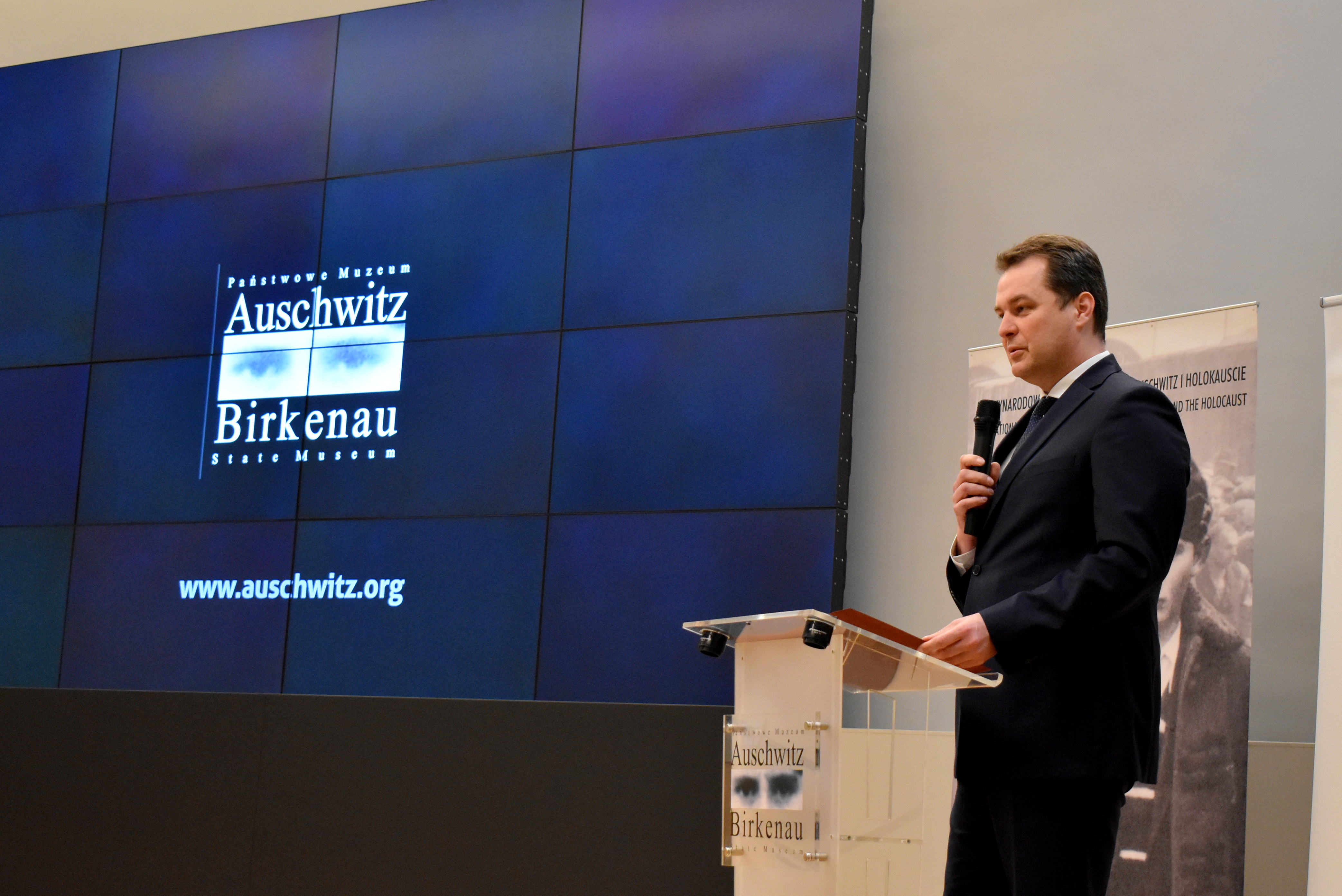 Do uczestników konferencji przemawia starosta Andrzej Skrzypinski.