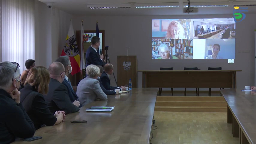Klatka filmowa z posiedzenia władz Powiatu i gmin w sprawie poprawy klimatu.