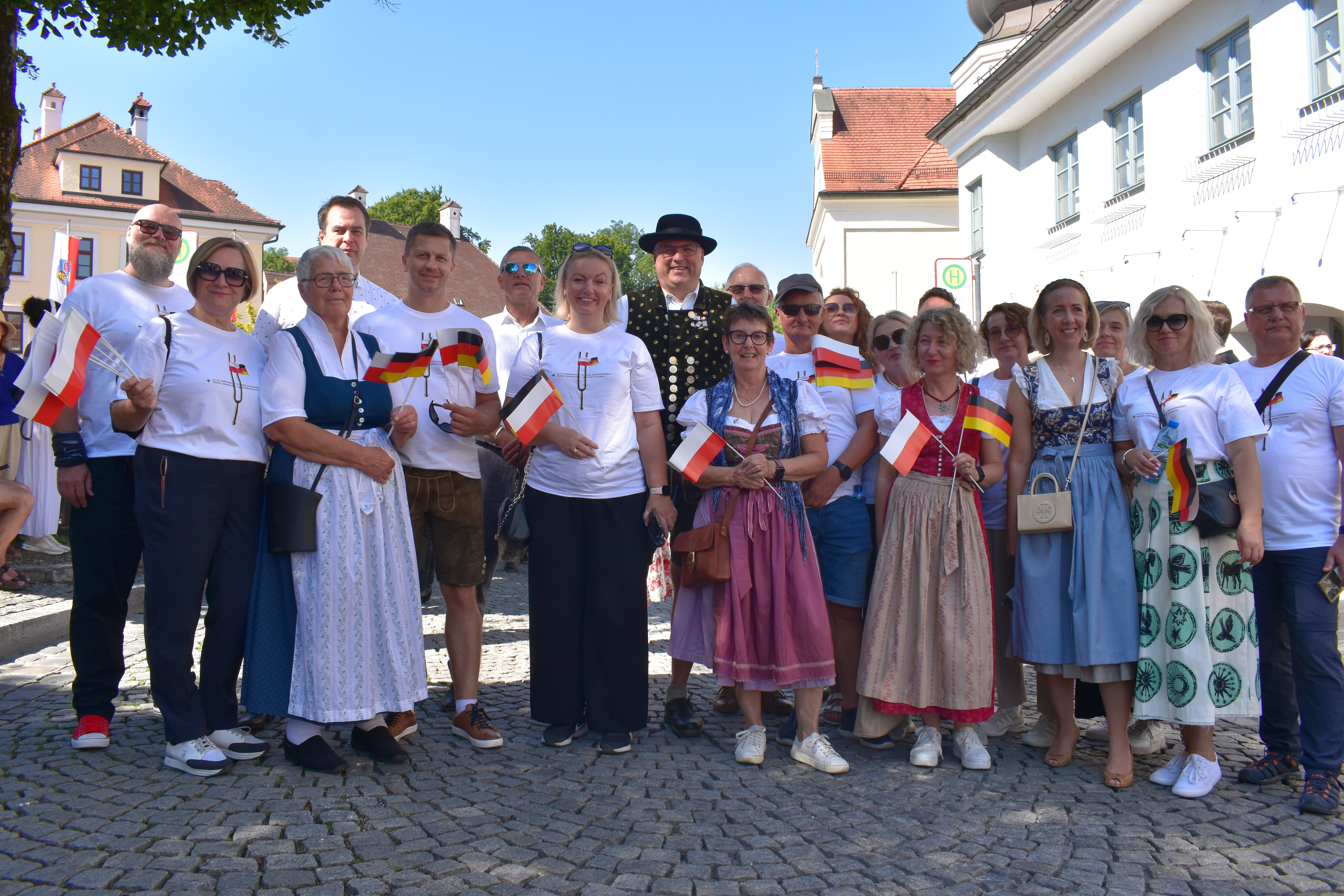 Pamiątkowe zdjęcia w zabytkowym centrum Dachau delegacji z obu partnerskich powiatów