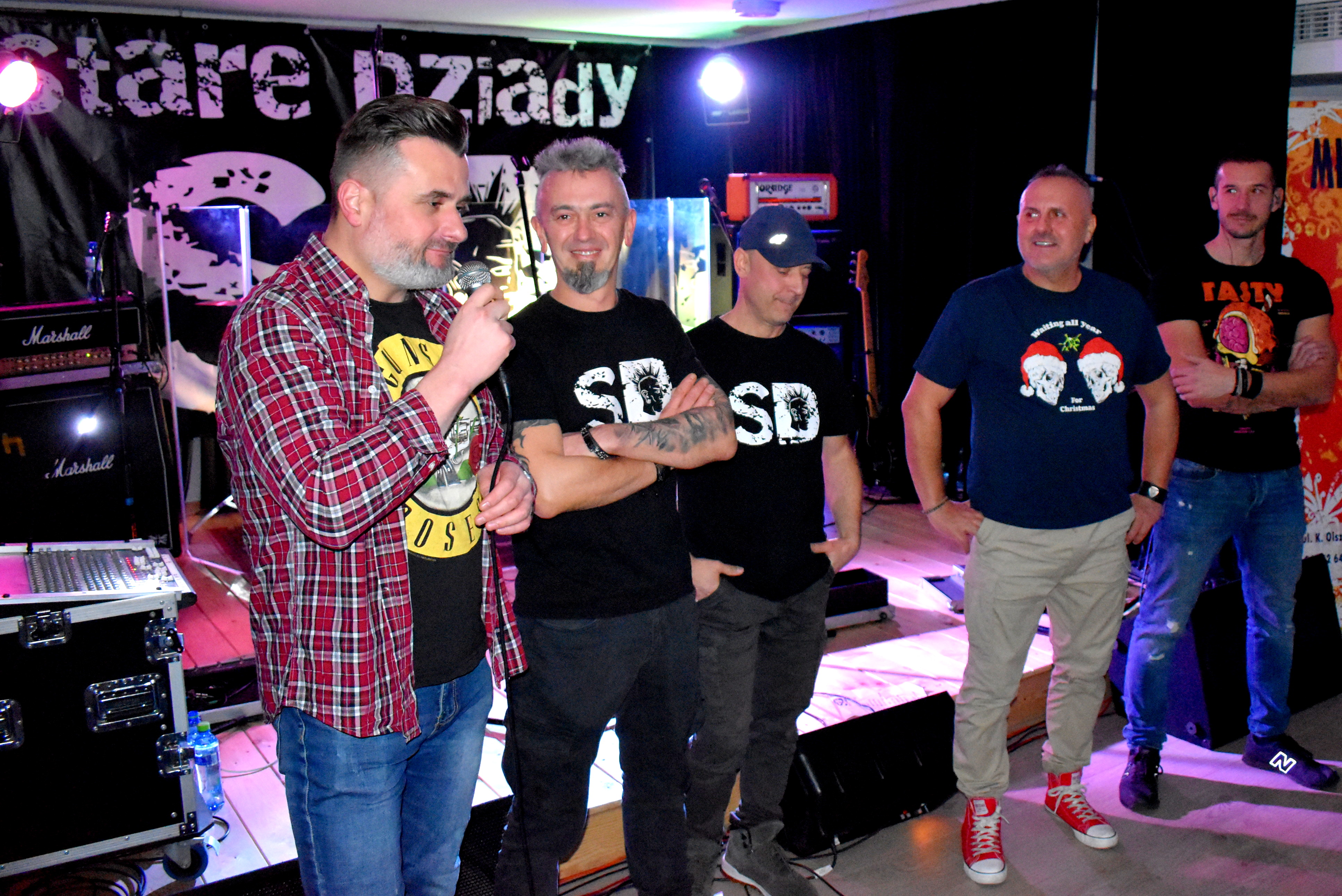 Na scenie wraz z grupą Stare Dziady przemawiający wicestarosta.