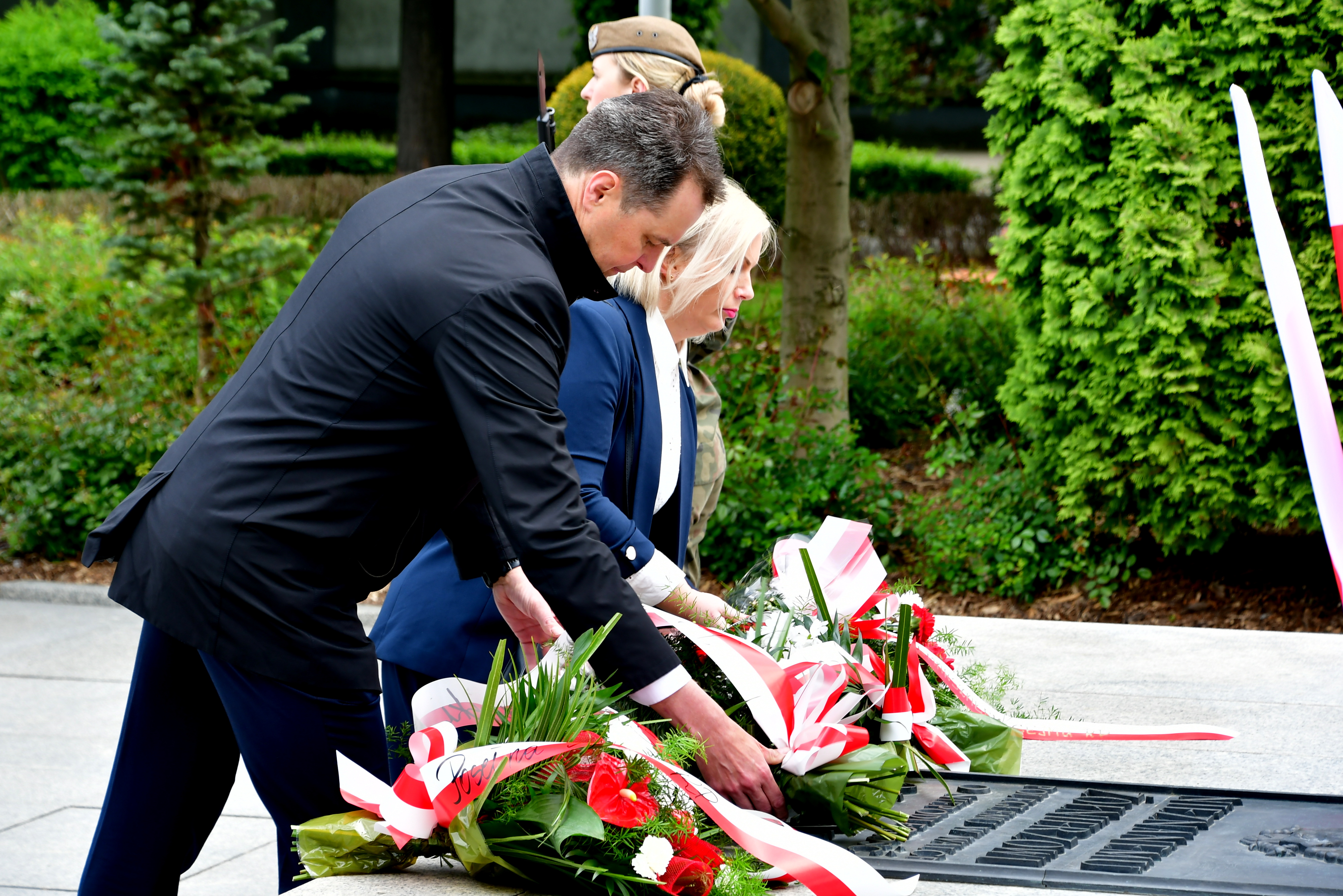 Kwiaty na płycie Grobu Nieznanego Żołnierza składają starosta Andrzej Skrzypiński i członkini zarządu powiatu Małgorzata Kotapka