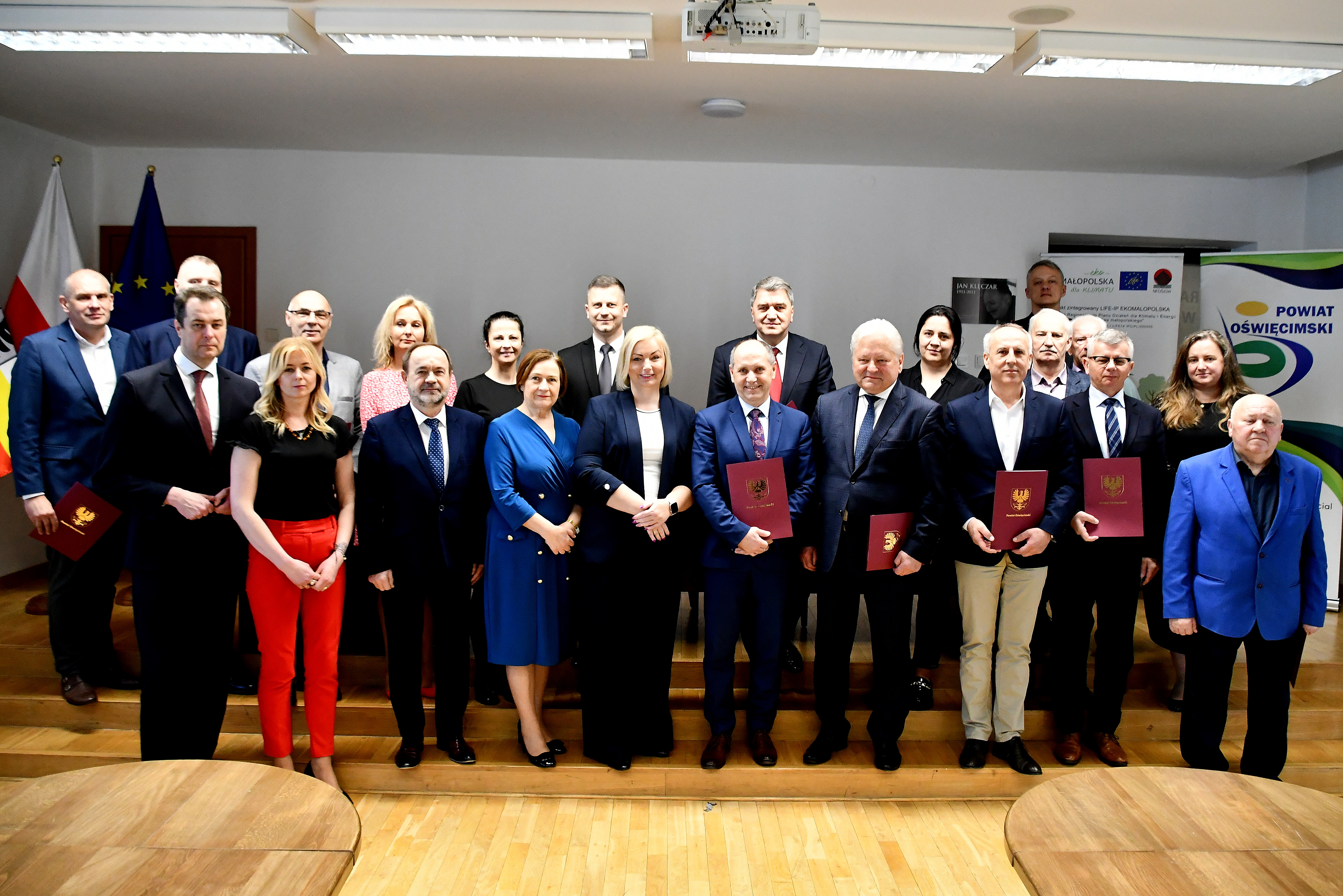Pamiątkowe zdjęcia beneficjentów i włodarzy w sali audiowizualnej powiatowego Chemika